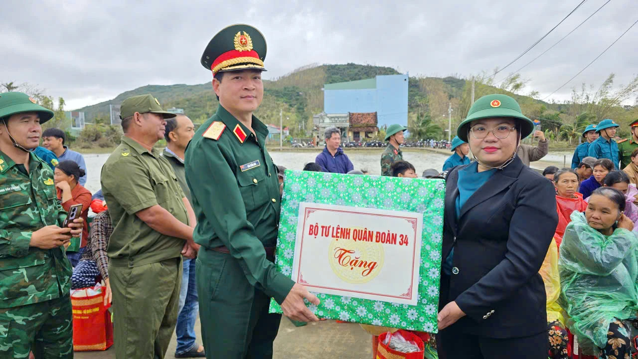 Dai-tuong-Phan-Van-Giang-tham-nhan-dan-vung-lu-Gia-Lai-4.jpg