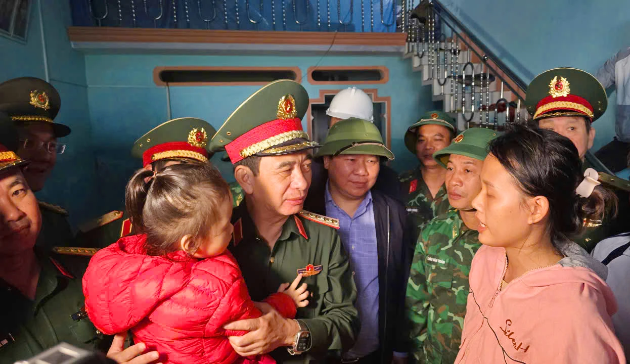 Dai-tuong-Phan-Van-Giang-tham-nhan-dan-vung-lu-Gia-Lai-5.jpg
