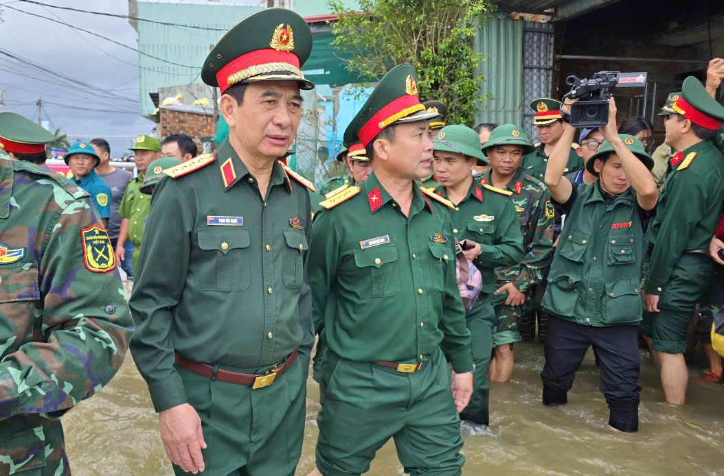 Đại tướng Phan Văn Giang thăm hỏi, động viên bà con vùng rốn lũ Gia Lai