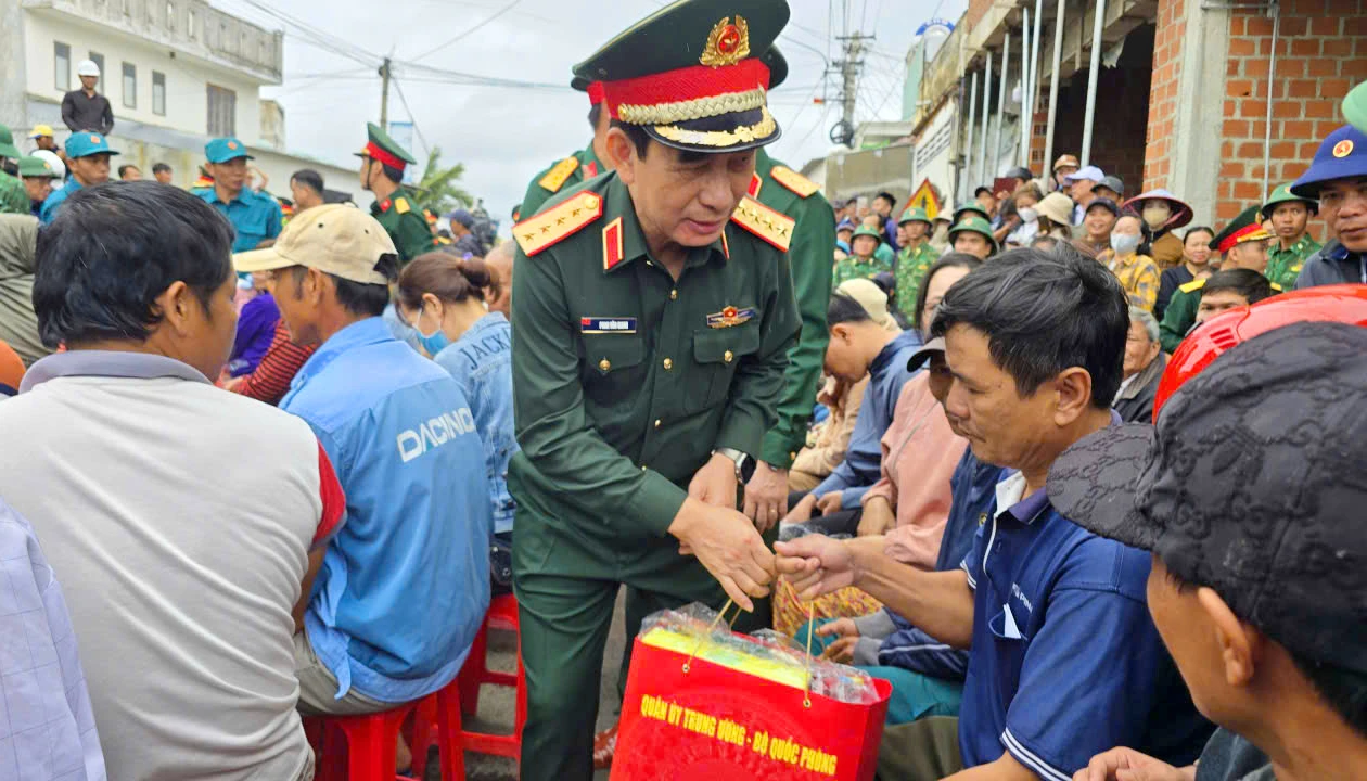 Dai-tuong-Phan-Van-Giang-tham-nhan-dan-vung-lu-Gia-Lai-8.jpg