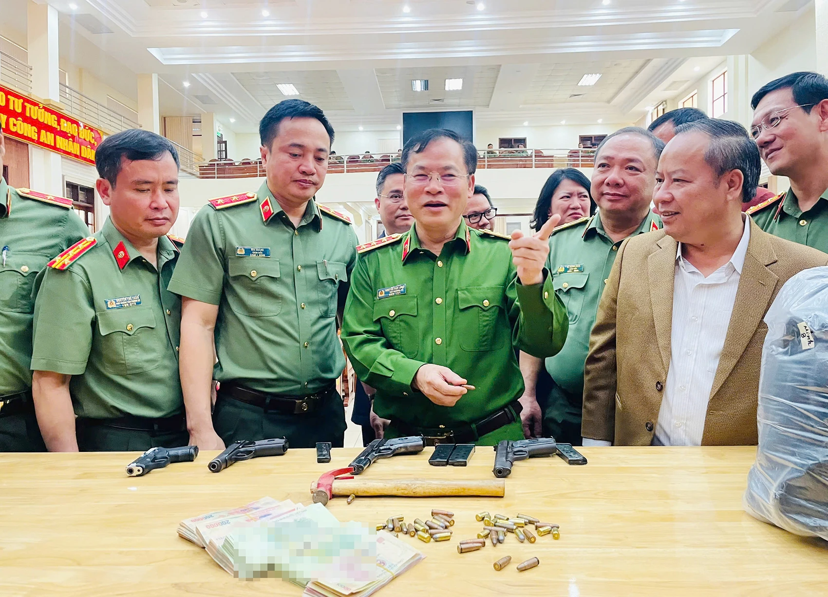 Bat-hai-nghi-pham-cuop-nga-hang-6.jpg