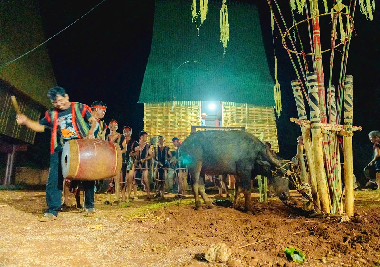 Nghi-le-dam-trau-mung-nha-moi-o-Ia-Ly-1.jpg
