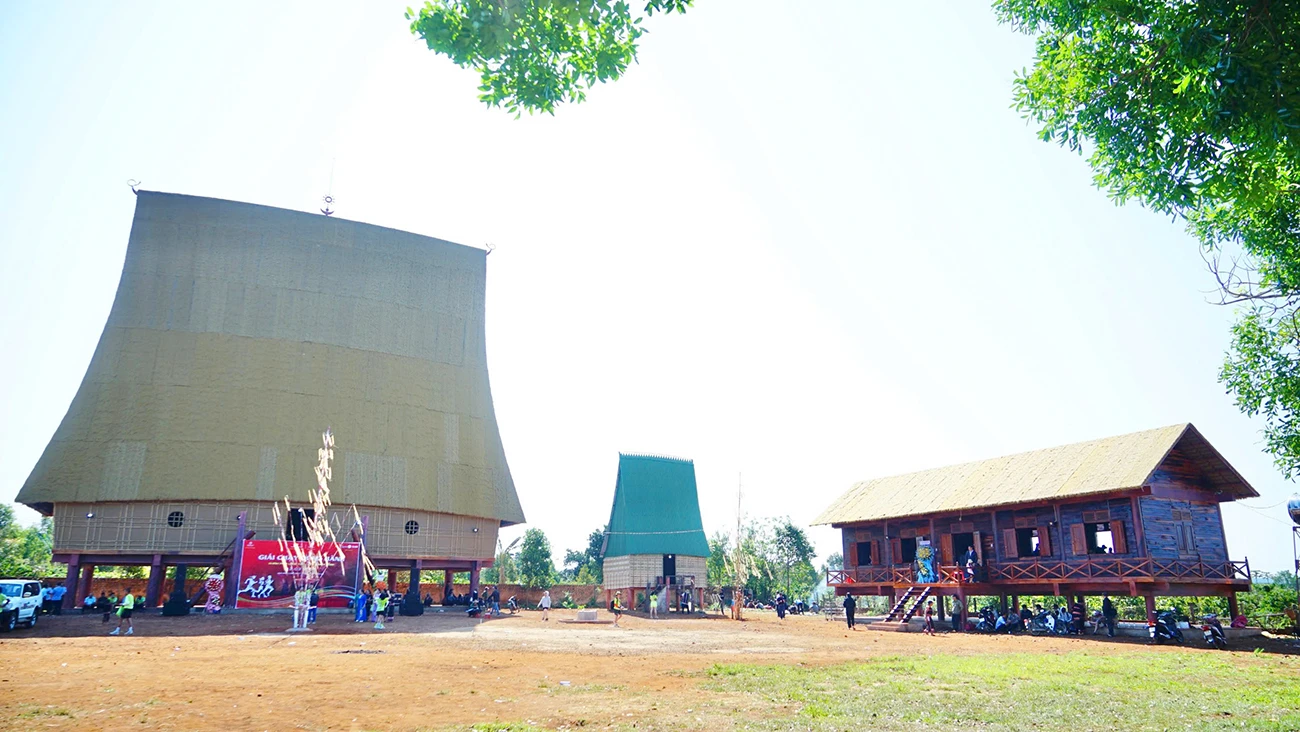 Nghi-le-dam-trau-mung-nha-moi-o-Ia-Ly-10.jpg