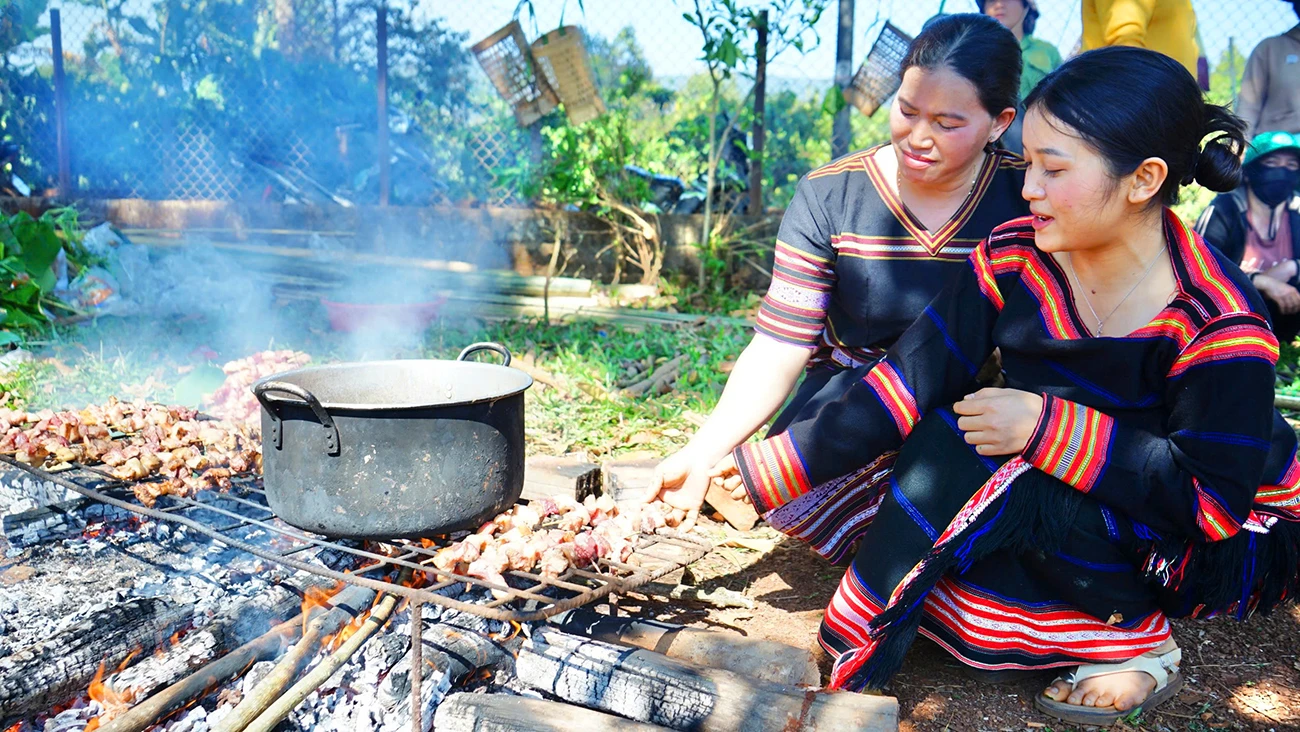 Nghi-le-dam-trau-mung-nha-moi-o-Ia-Ly-8.jpg