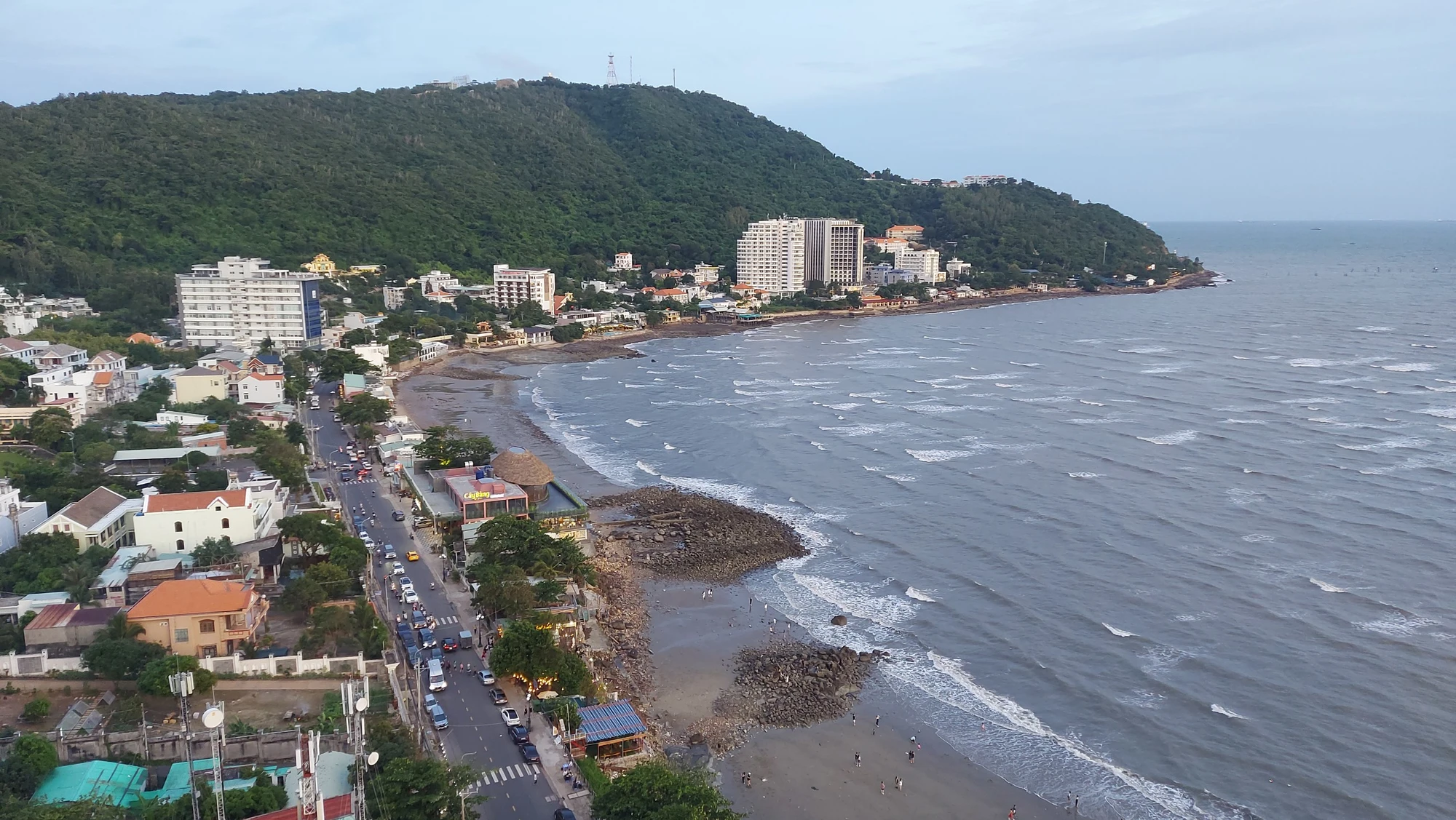 Một góc ven biển Bãi Dâu trên đường Trần Phú. Ảnh KL Một góc ven biển Bãi Dâu trên đường Trần Phú. Ảnh KL