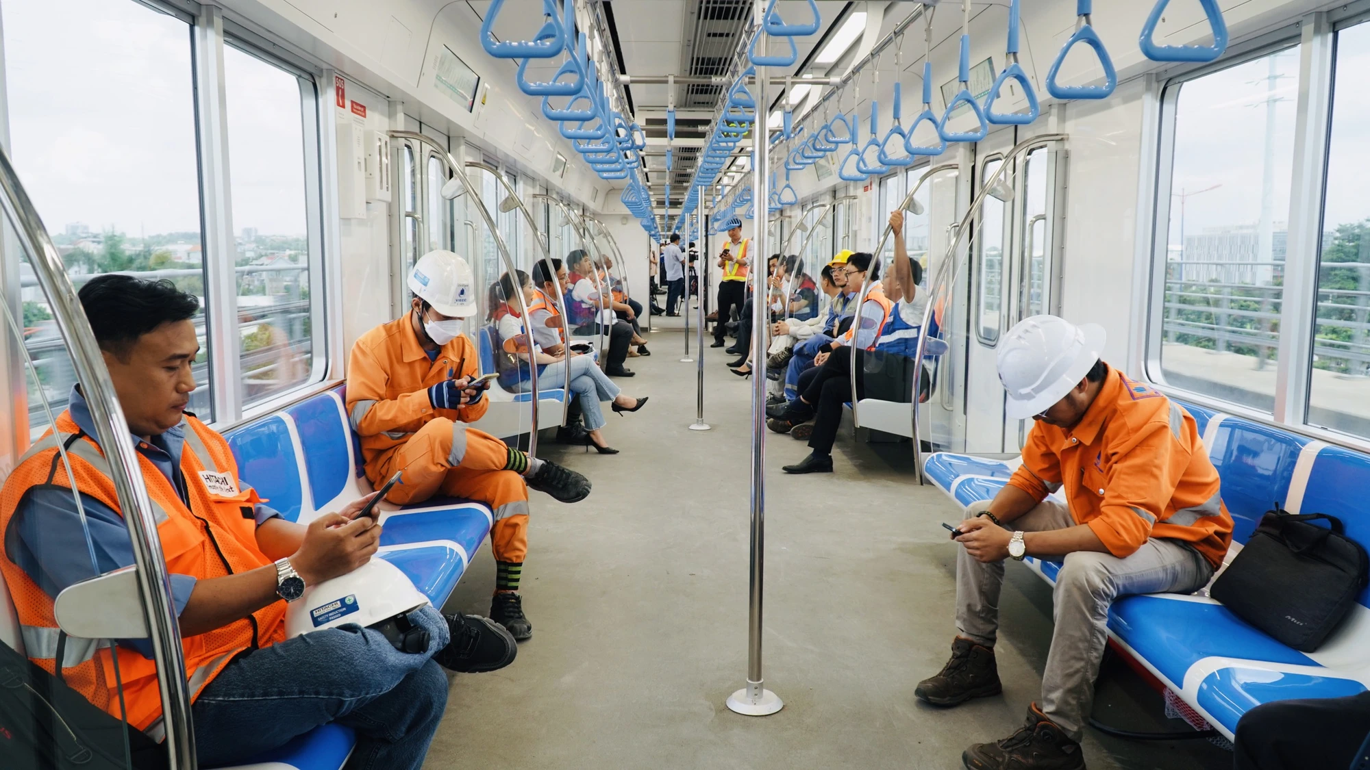 Hành khách tham gia chạy thử nghiệm đều cho biết tàu chạy êm và an toàn. Ảnh bên trong toa tàu metro số 1. Ảnh: TRANG TIẾN