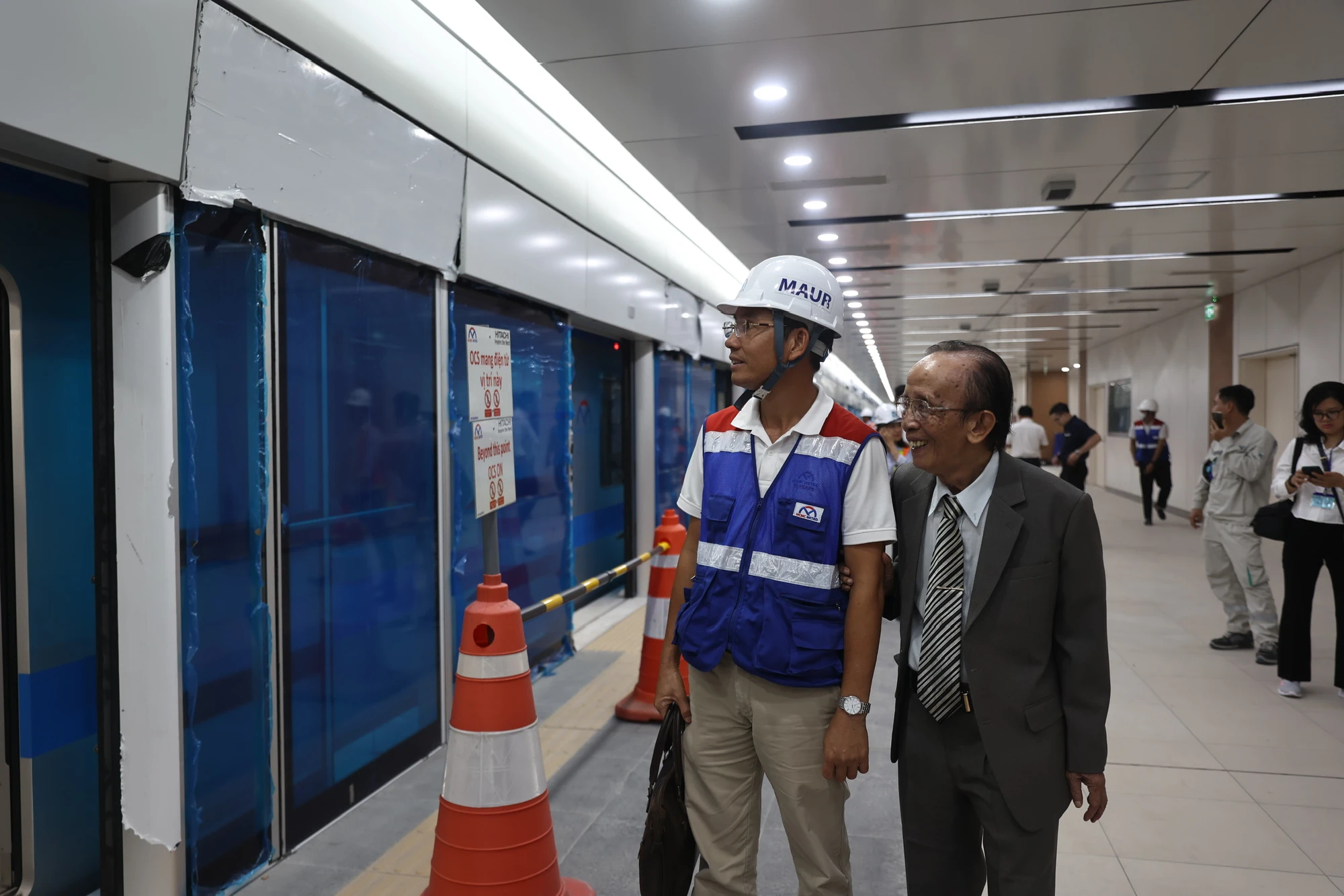 Ông Hà Ngọc Trường, Phó Chủ tịch Hội Cầu đường cảng TP.HCM, một trong những vị khách đầu tiên của tàu metro số 1, có mặt từ sớm. Ảnh TRANG TIẾN