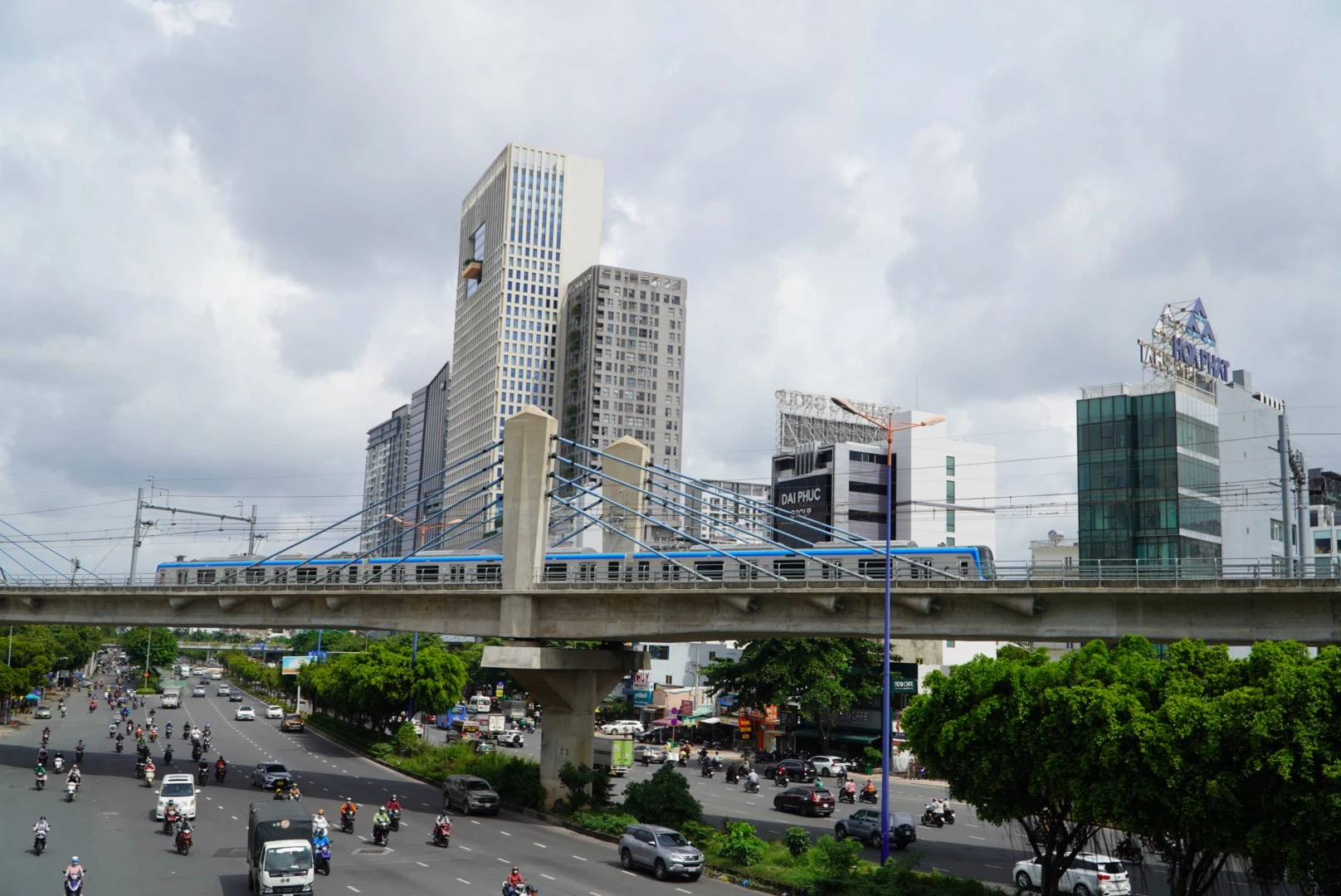 Tuyến metro số 1 dài 19,7 km, gồm 14 ga, trong đó có 3 ga ngầm và 11 ga trên cao, đi qua địa phận TP Thủ Đức, quận Bình Thạnh và quận 1. Ảnh TRANG TIẾN