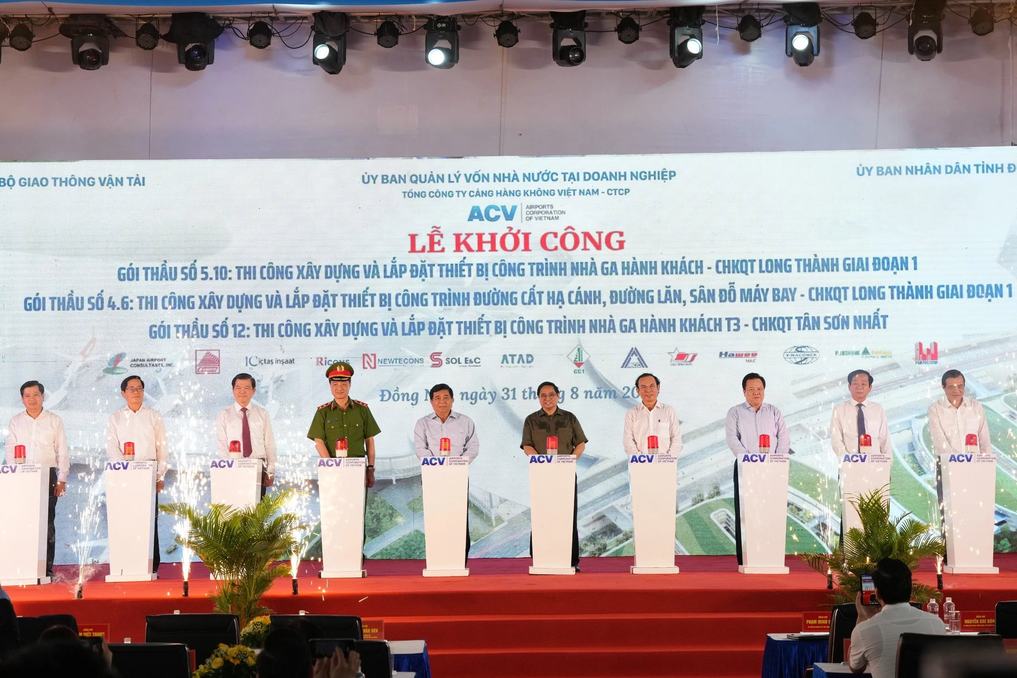 Thủ tướng Phạm Minh Chính cùng lãnh đạo các bộ, ngành, địa phương bấm nút khởi công ba gói thầu. Ảnh: VŨ HỘI Thủ tướng Phạm Minh Chính cùng lãnh đạo các bộ, ngành, địa phương bấm nút khởi công ba gói thầu. Ảnh: VŨ HỘI