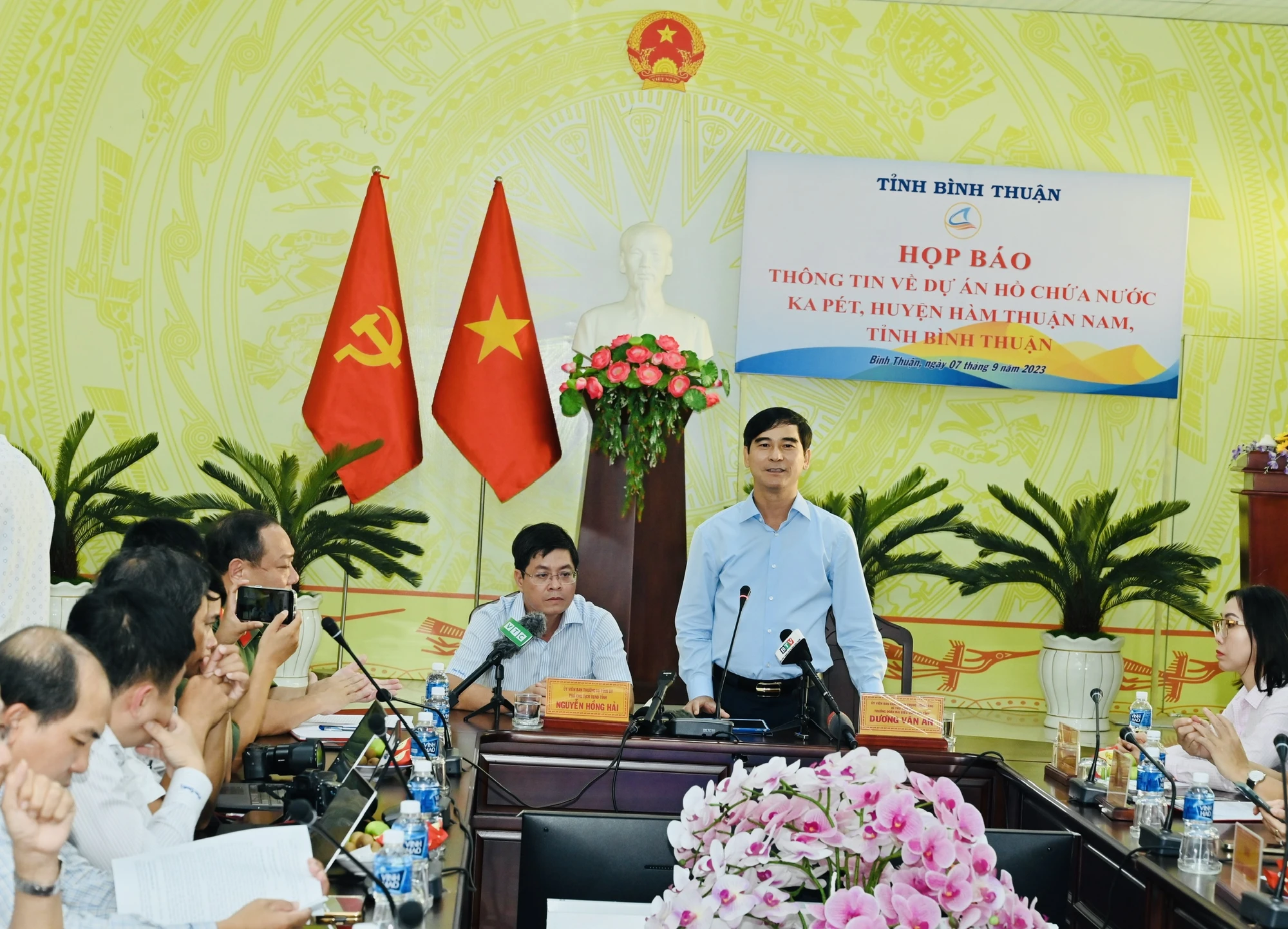 Ông Dương Văn An, Bí thư Tỉnh ủy Bình Thuận thông tin với báo chí tại buổi họp báo. Ảnh PN Ông Dương Văn An, Bí thư Tỉnh ủy Bình Thuận thông tin với báo chí tại buổi họp báo. Ảnh PN