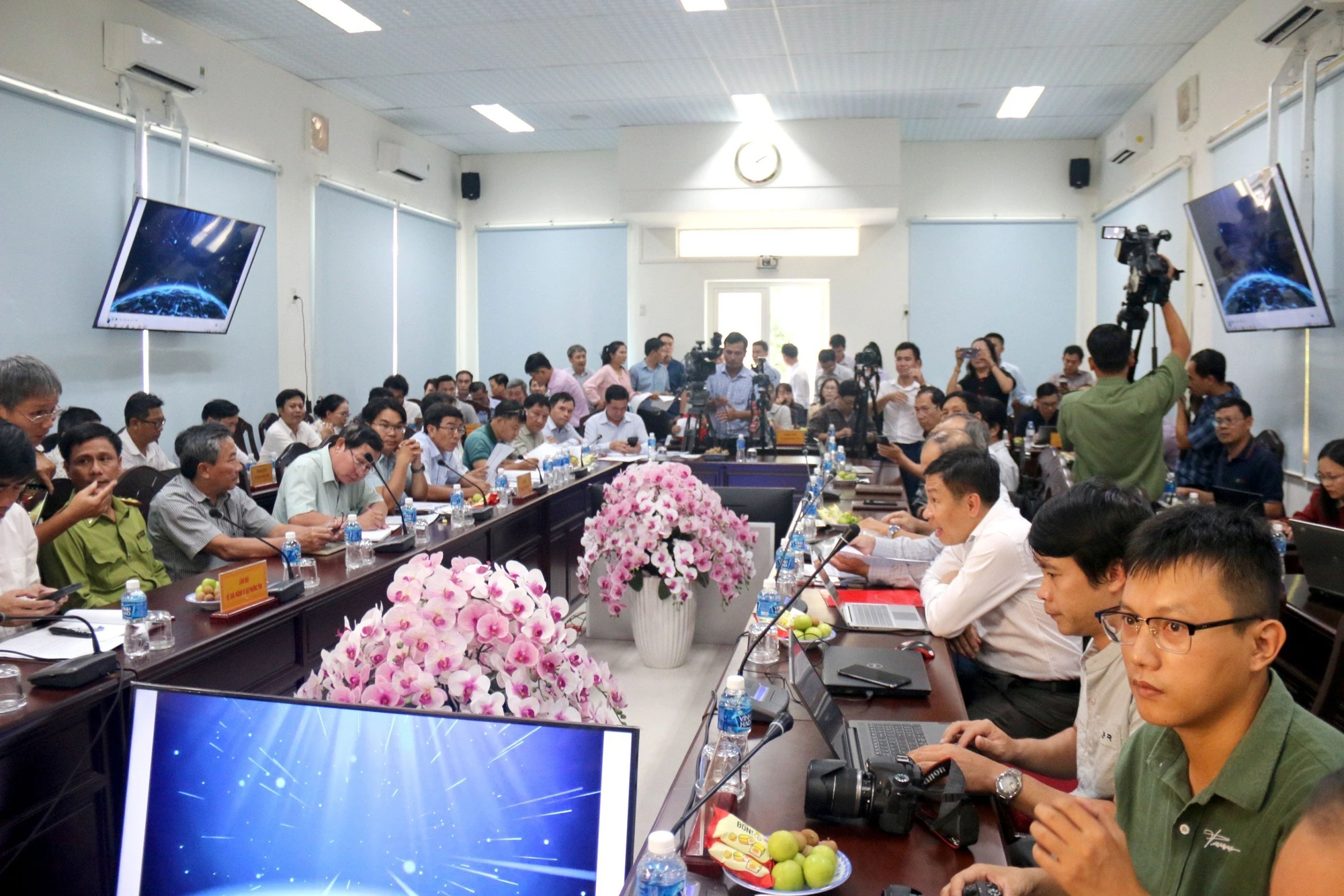 Có khoảng 50 phóng viên các cơ quan thông tấn báo chí dự họp báo Có khoảng 50 phóng viên các cơ quan thông tấn báo chí dự họp báo