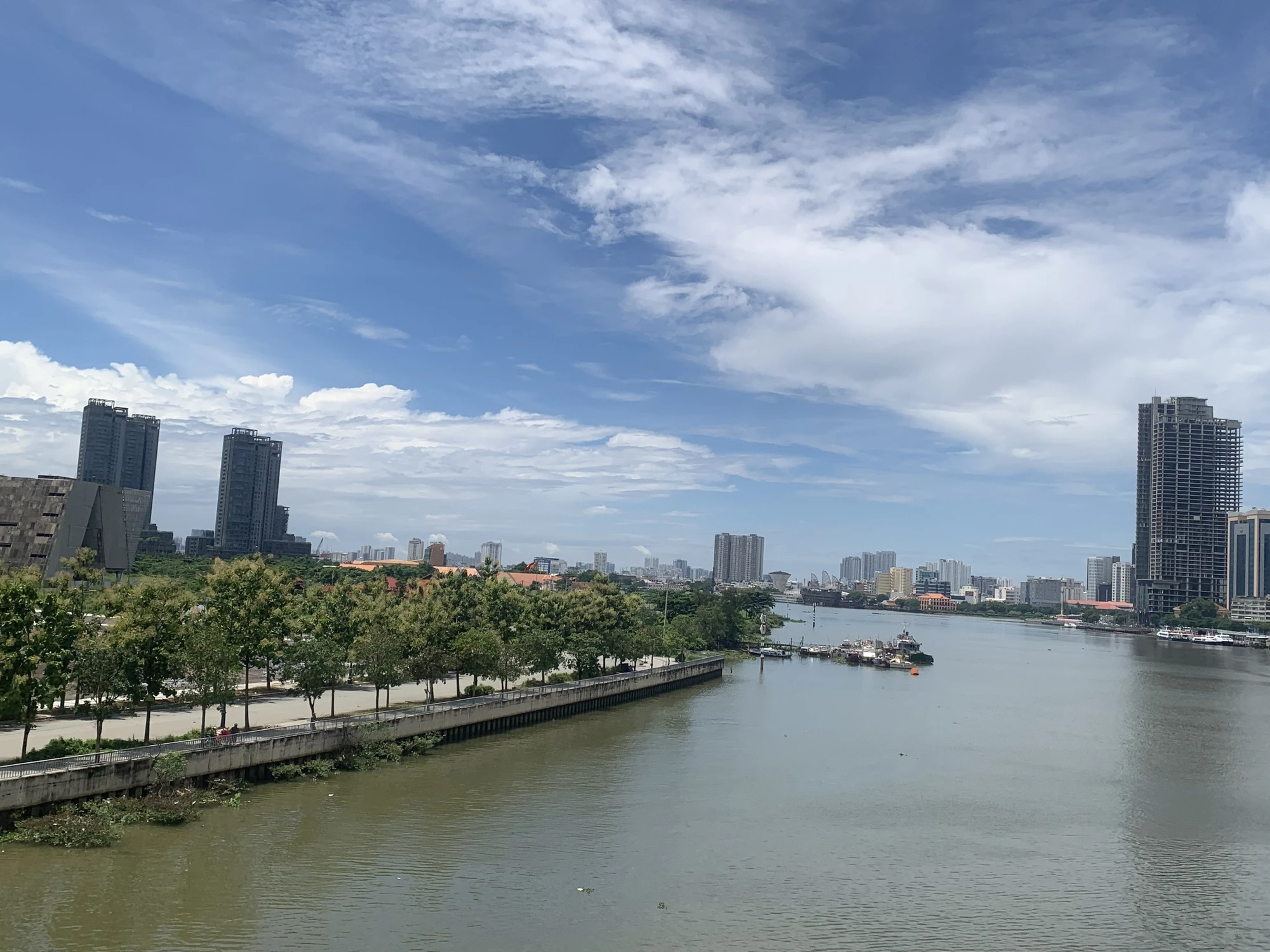 Bờ sông Sài Gòn phía Thủ Thiêm ngay gần cầu Ba Son được làm kè và trồng cây xanh. Ảnh N. QUỲNH - N. NGỌC Bờ sông Sài Gòn phía Thủ Thiêm ngay gần cầu Ba Son được làm kè và trồng cây xanh. Ảnh N. QUỲNH - N. NGỌC