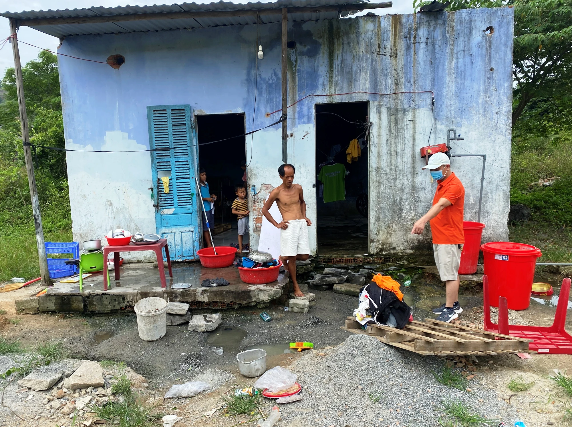 Anh Vân tìm cách gần gũi, mua sắm dụng cụ nấu ăn, vệ sinh chỉ dạy nấu ăn, tắm giặt... Anh Vân tìm cách gần gũi, mua sắm dụng cụ nấu ăn, vệ sinh chỉ dạy nấu ăn, tắm giặt...