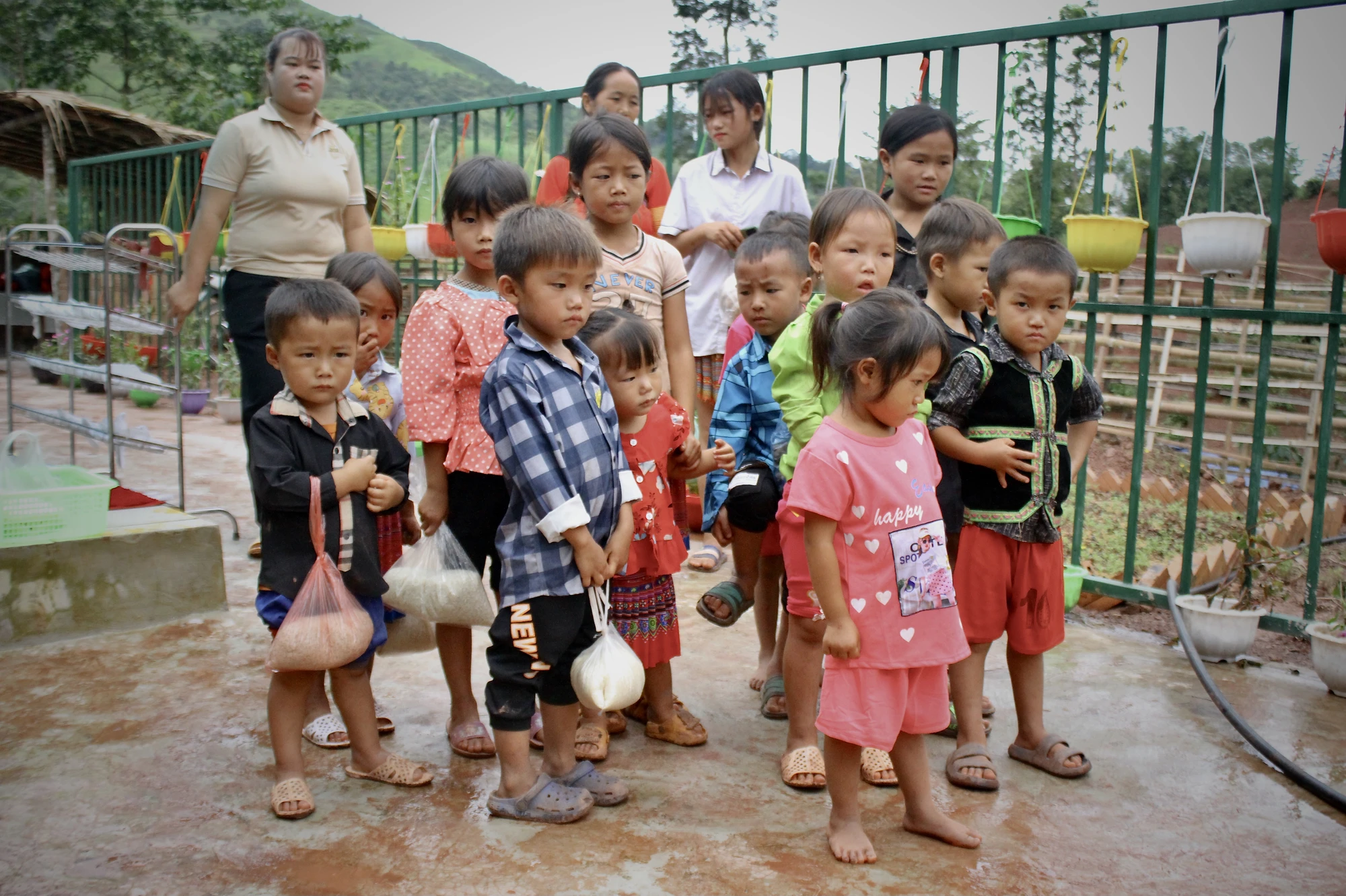 Có những em không có dép đi, không có quần áo mặc, cô Oai thường mang đồ dùng của con lên bản để tặng cho các em. Có những em không có dép đi, không có quần áo mặc, cô Oai thường mang đồ dùng của con lên bản để tặng cho các em.