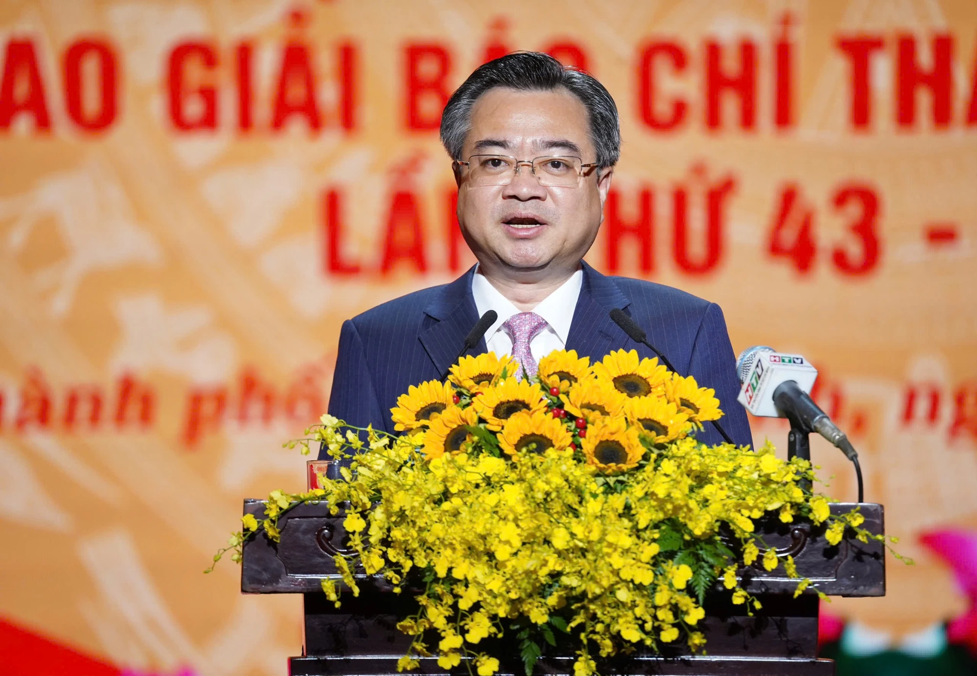 Phó Bí thư thường trực Thành ủy TP.HCM Nguyễn Thanh Nghị phát biểu tại lễ trao giải báo chí TP.HCM. Ảnh: THUẬN VĂN