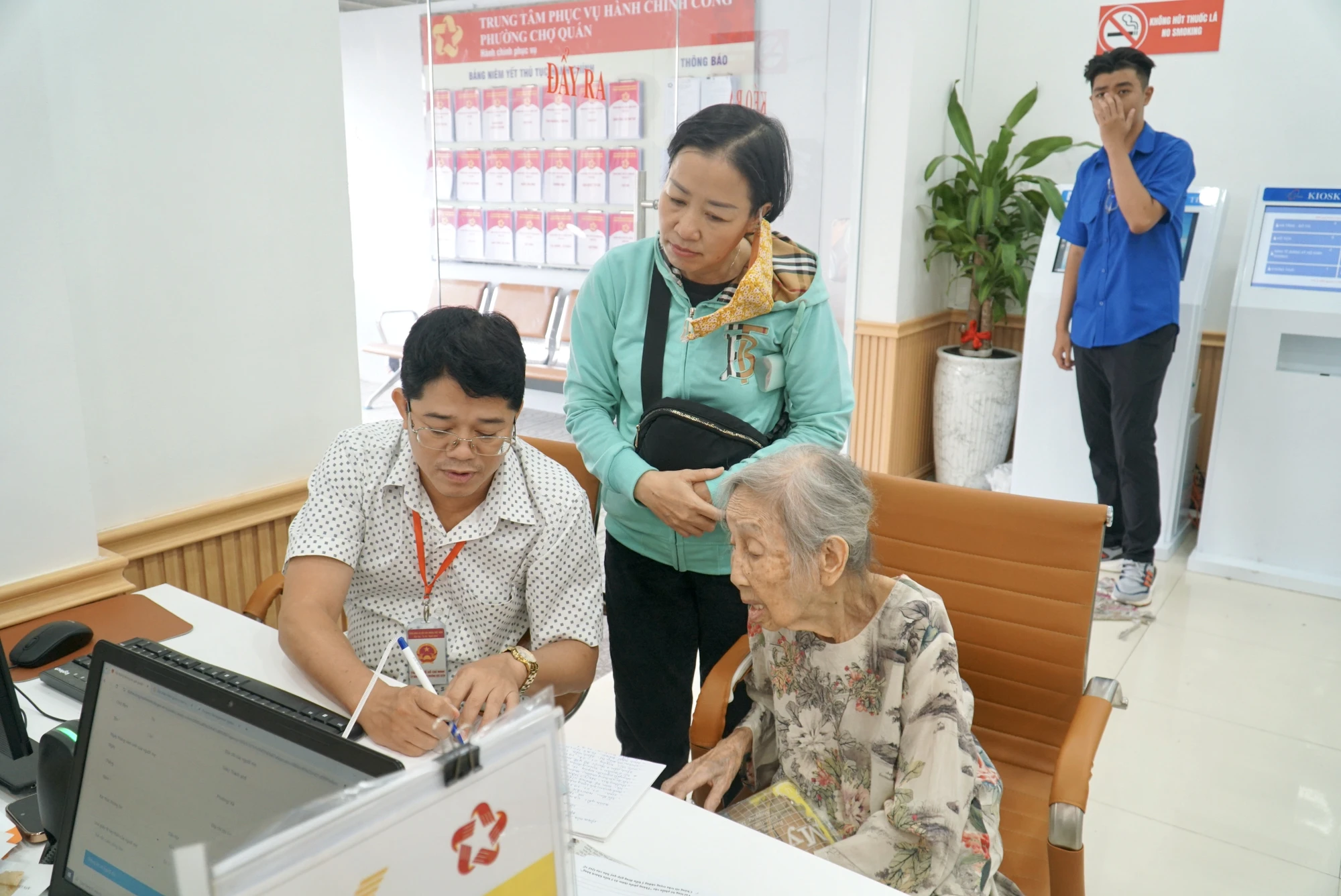 P4-5-anh-chinh-cai-cach-hanh-chinh-bao-phuong.jpg