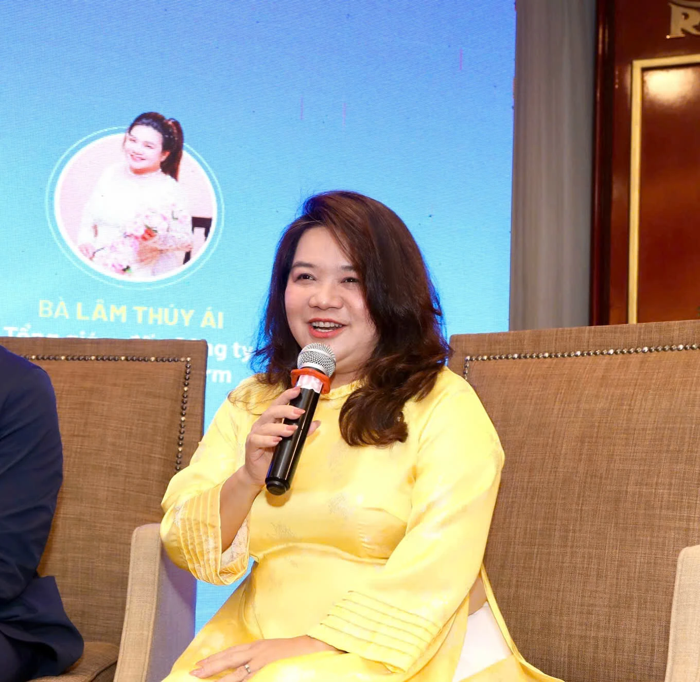 p10-11 lam thuy ai.jpg