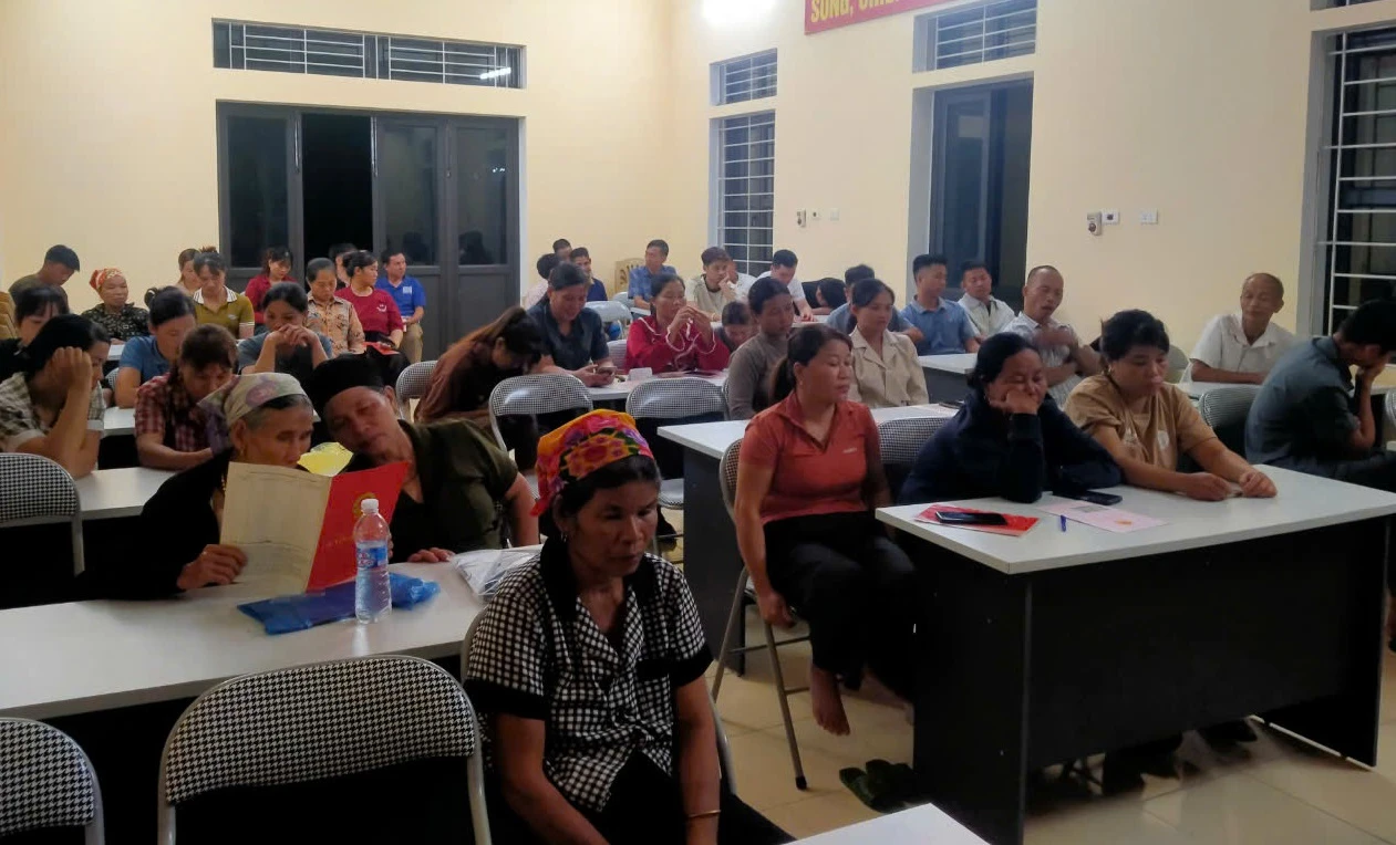 Người dân xã Mường Lý cung cấp thông tin, dữ liệu đất đai cho xã. Ảnh: Đặng Trung