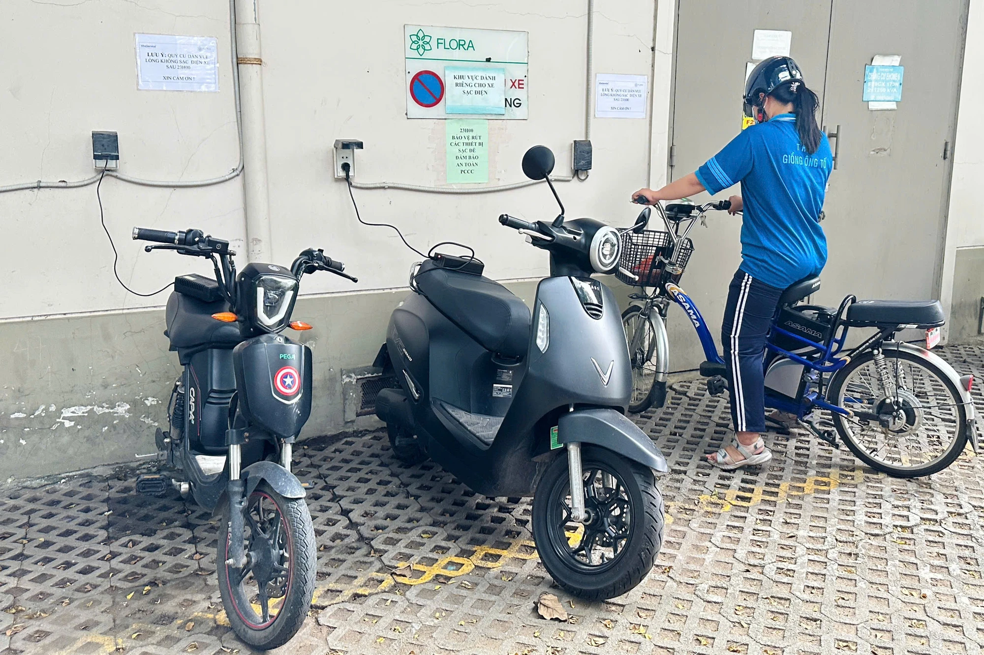 Xe điện được bố trí khu vực sạc riêng nhưng việc này vẫn đang tự phát, chưa có quy chuẩn. Ảnh: THẢO HIỀN
