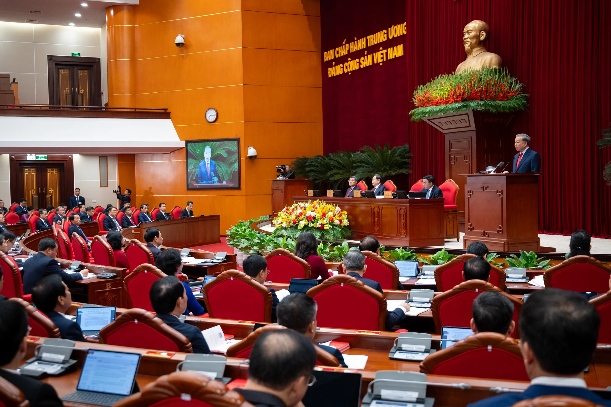 P4+5-Hoi-nghi-trung-uong-2-khoa-xiv-pham-thang.jpg