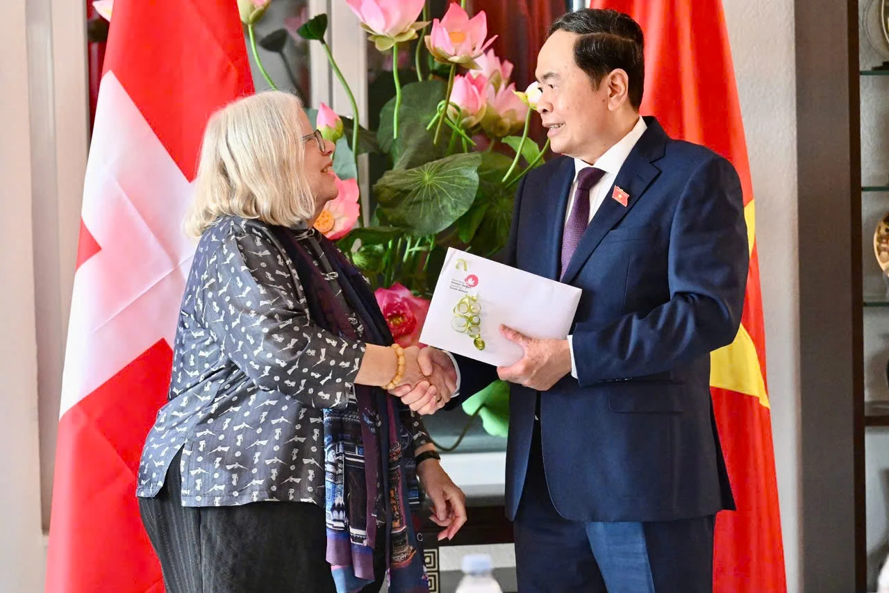 Chu-tich-Quoc-hoi-tham-Thuy-Sy1.jpg