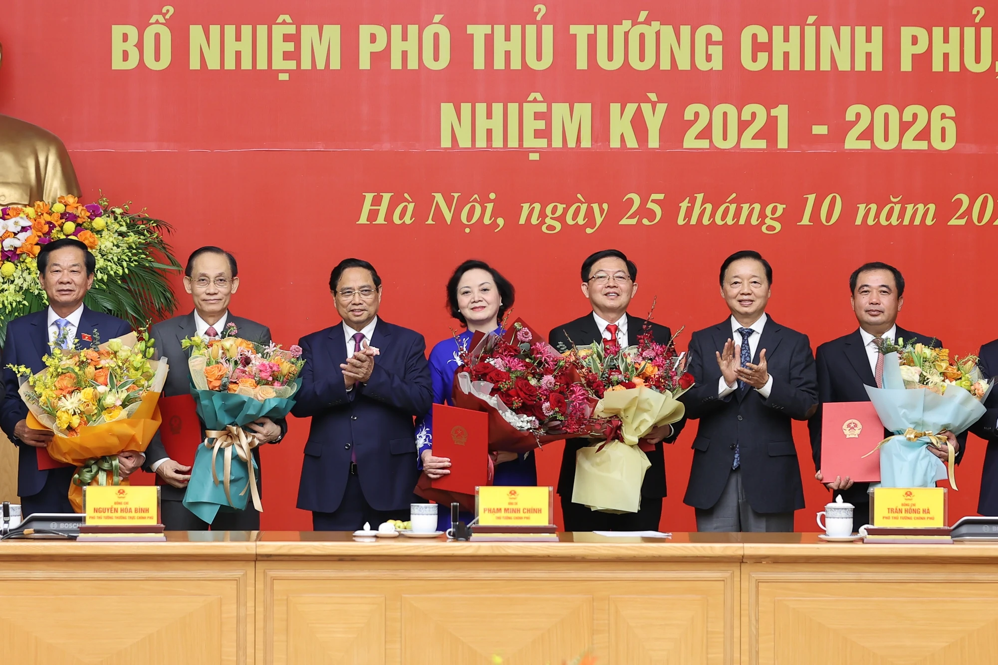 Thủ tướng trao quyết định, giao nhiệm vụ cho 2 Phó Thủ tướng và 3 Bộ trưởng