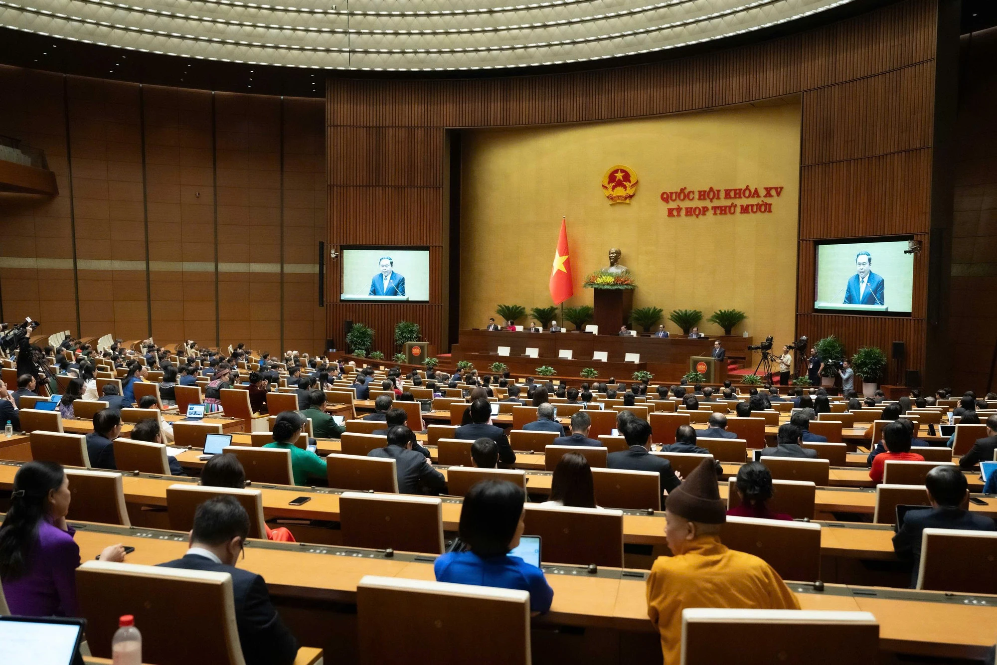 ky-hop-10-thong-qua-so-luong-luat-nghi-quyet-nhieu-ky-luc.jpg