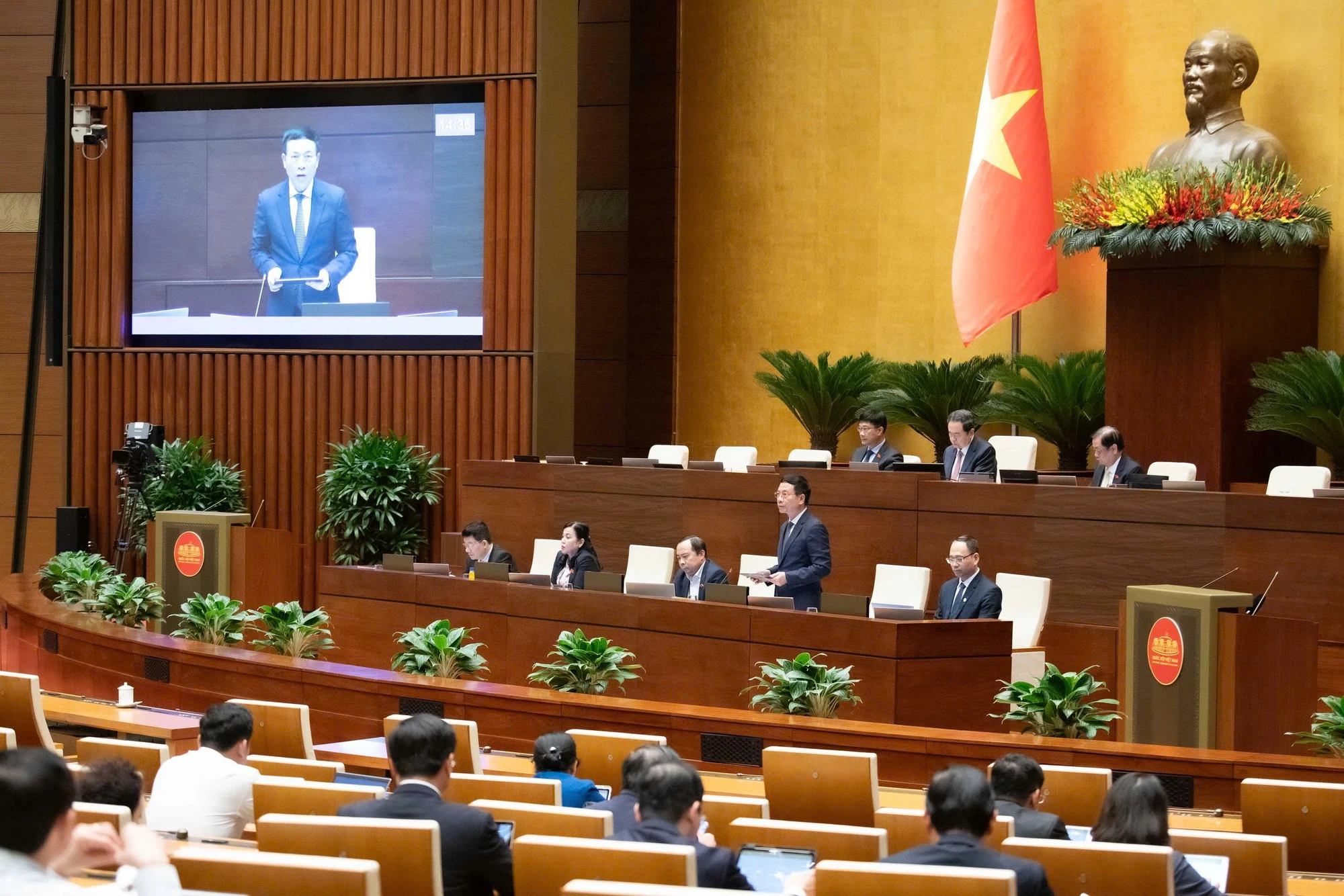 Quoc-hoi-thao-luan-tai-hoi-truong-ve-du-an-luat-chuyen-doi-so.jpg