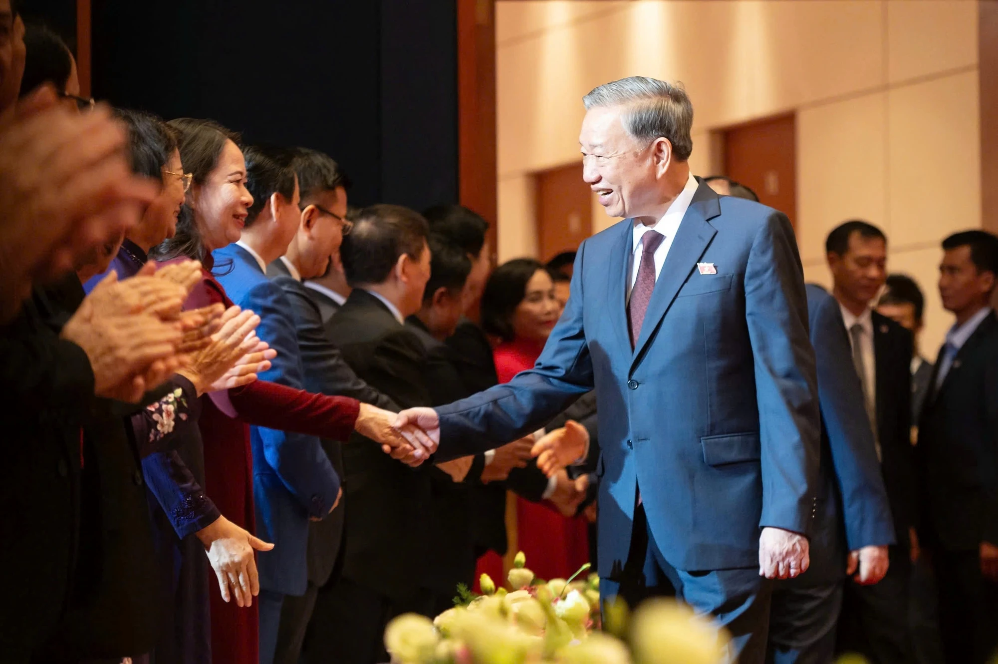 Tong-Bi-thu-gap-mat-gan-2.000-DBQH-cac-khoa.jpg