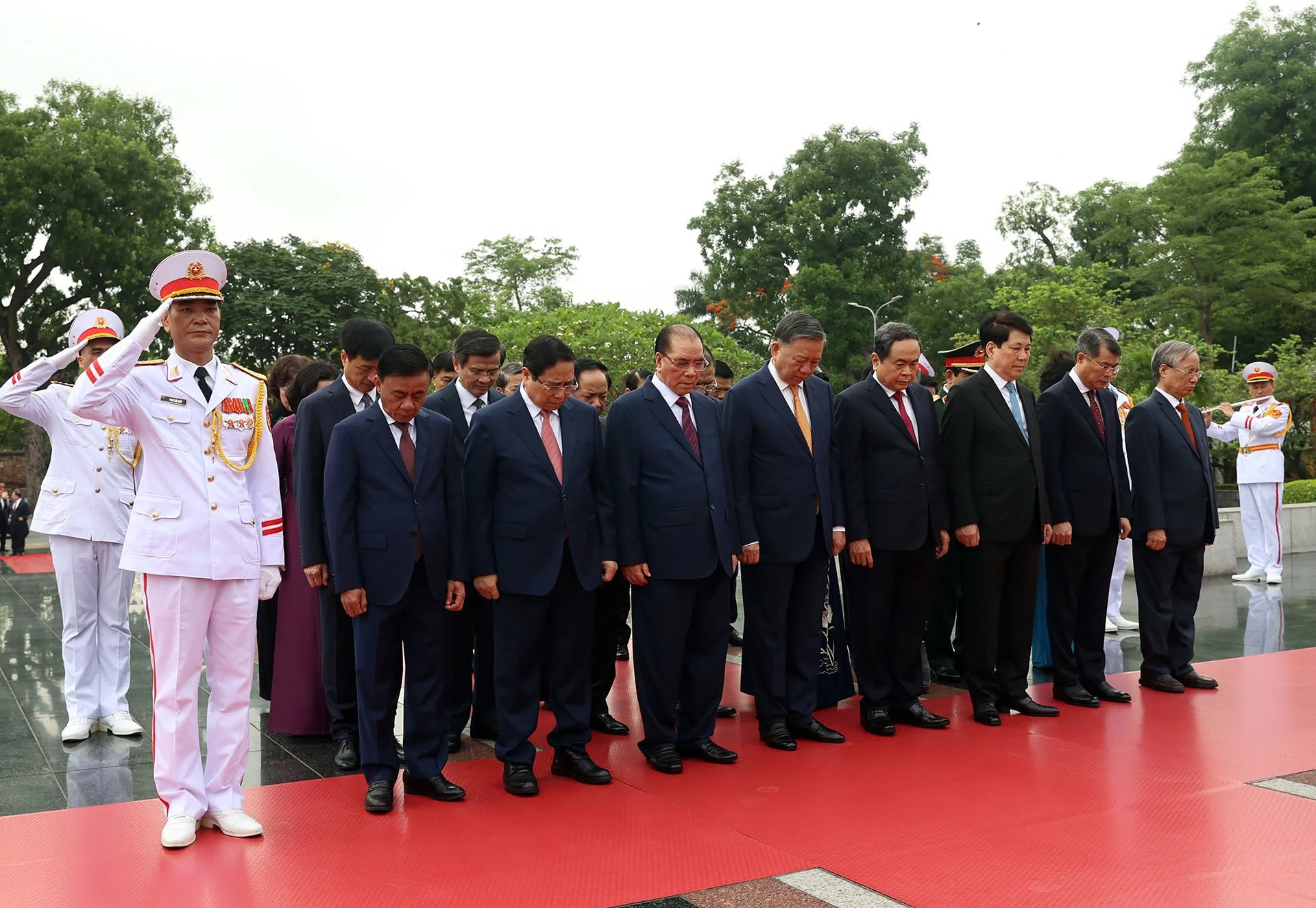 lanh-dao-Dang-nha-nuoc-dat-vong-hoa-tuong-niem-cac-anh-hung-liet-sy.jpg