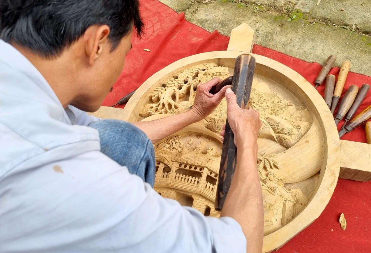 Biểu tượng Chùa Cầu ở Hội An được các nghệ nhân tạc từ gỗ nguyên khối. Các chi tiết được chạm khắc tỉ mỉ, sắc sảo. Ghé làng mộc Kim Bồng, ngắm nghệ nhân điêu khắc