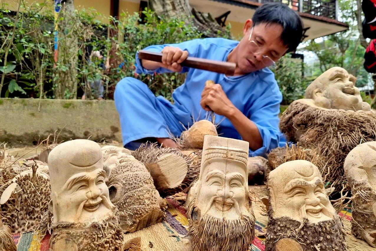Theo nghệ nhân Huỳnh Phương Đỏ, để điêu khắc một gốc tre thành một tác phẩm nghệ thuật, người thợ phải nghiên cứu rất kỹ. Không có gốc tre nào giống gốc tre nào, mỗi gốc sẽ cho ra một tác phẩm khác nhau, cái khó nhất của người thợ là phác hoạ hình ảnh trước khi hoàn thiện tác phẩm. Theo nghệ nhân Huỳnh Phương Đỏ, để điêu khắc một gốc tre thành một tác phẩm nghệ thuật, người thợ phải nghiên cứu rất kỹ. Không có gốc tre nào giống gốc tre nào, mỗi gốc sẽ cho ra một tác phẩm khác nhau, cái khó nhất của người thợ là phác hoạ hình ảnh trước khi hoàn thiện tác phẩm.