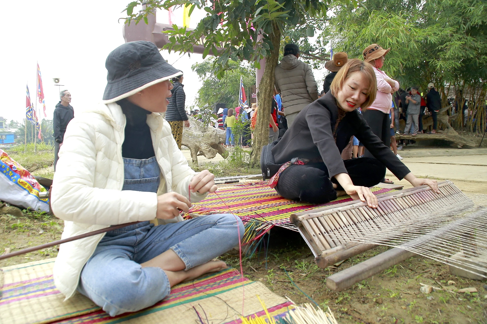 Nhiều du khách hoà mình vào trong không khí lễ hội, thích thú tham gia trải nghiệm cách làm nên một sản phẩm thủ công ở làng nghề Kim Bồng. Ghé làng mộc Kim Bồng, ngắm nghệ nhân điêu khắc