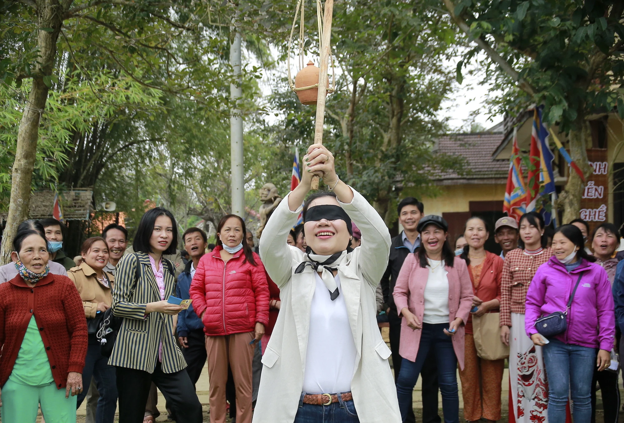 Ngoài ra, du khách còn tham gia trò chơi dân gian, thưởng thức món ăn đặc sản của Hội An. Ghé làng mộc Kim Bồng, ngắm nghệ nhân điêu khắc