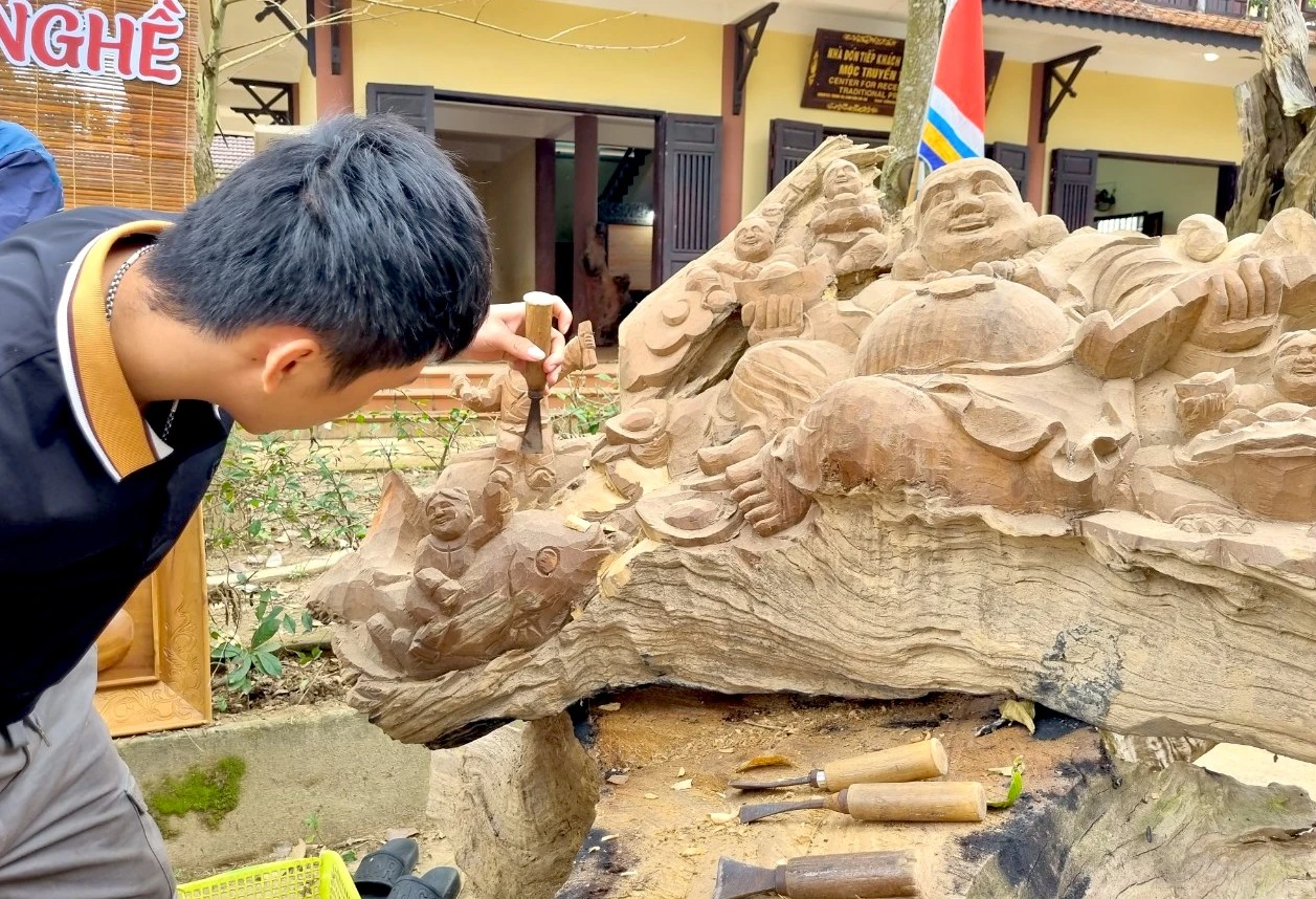 Trước khi tạc các bức tượng từ gỗ nguyên khối, các nghệ nhân phác thảo hình ảnh, đường nét. Sau đó, đục, đẽo từng chút một để tạo ra tác phẩm hoàn thiện. Ghé làng mộc Kim Bồng, ngắm nghệ nhân điêu khắc