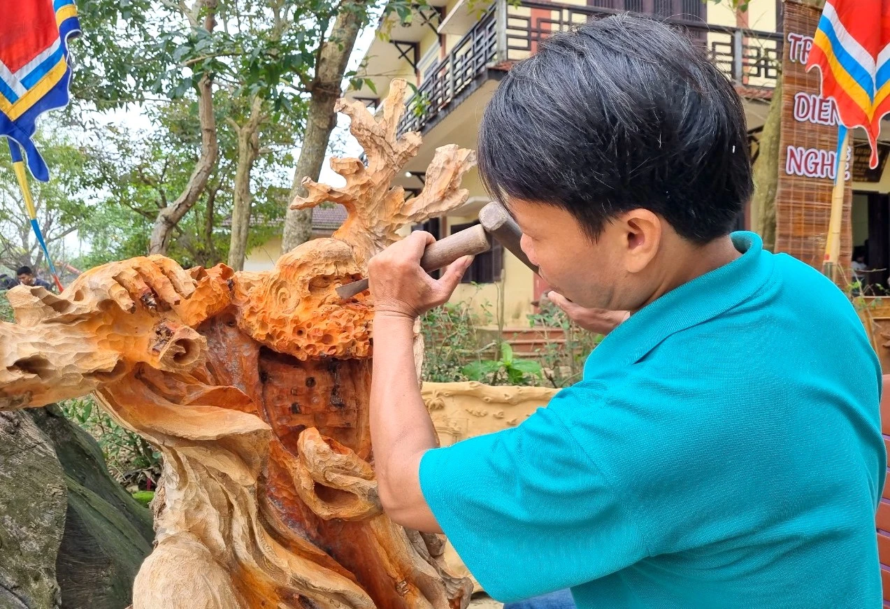 Nghệ nhân tạc bức tượng phía trước khu vực cổng làng nghề mộc Kim Bồng thu hút sự chú ý của nhiều người dân, du khách. Ghé làng mộc Kim Bồng, ngắm nghệ nhân điêu khắc