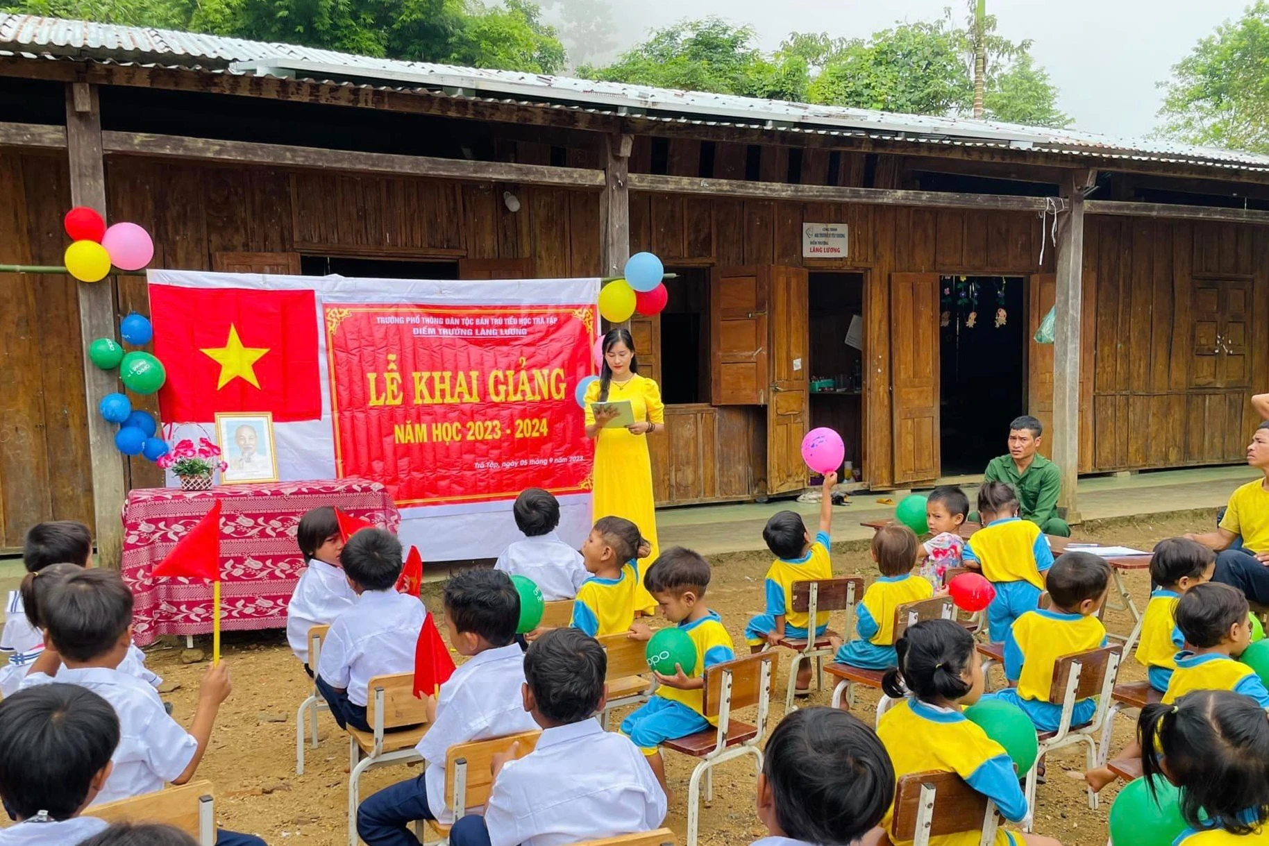 Cô giáo diểm trường Lang Lương phát biểu trong ngày khai giảng. Ảnh: NVCC