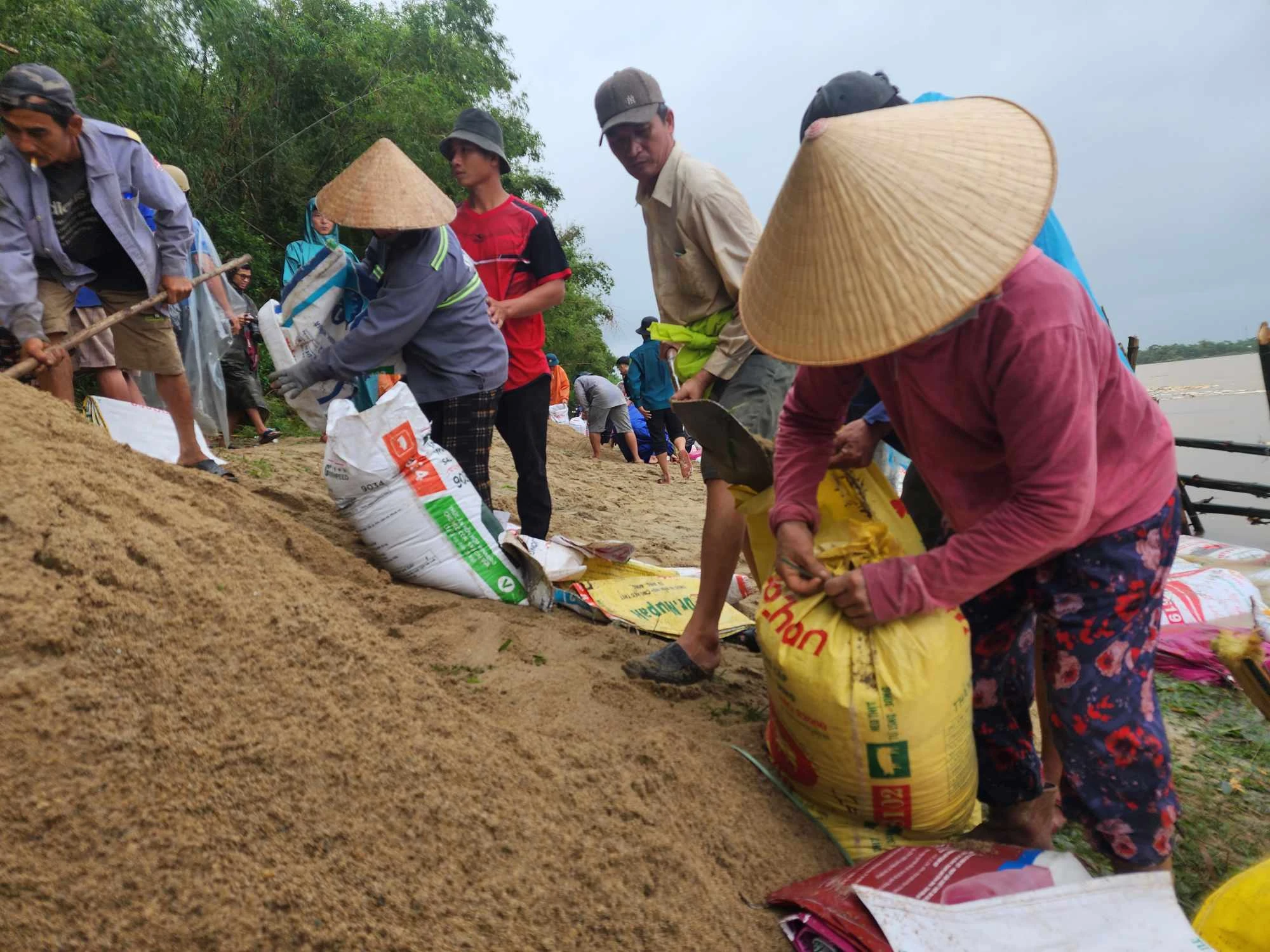 200-nguoi-va-doan-song-sat-lo-19.jpg