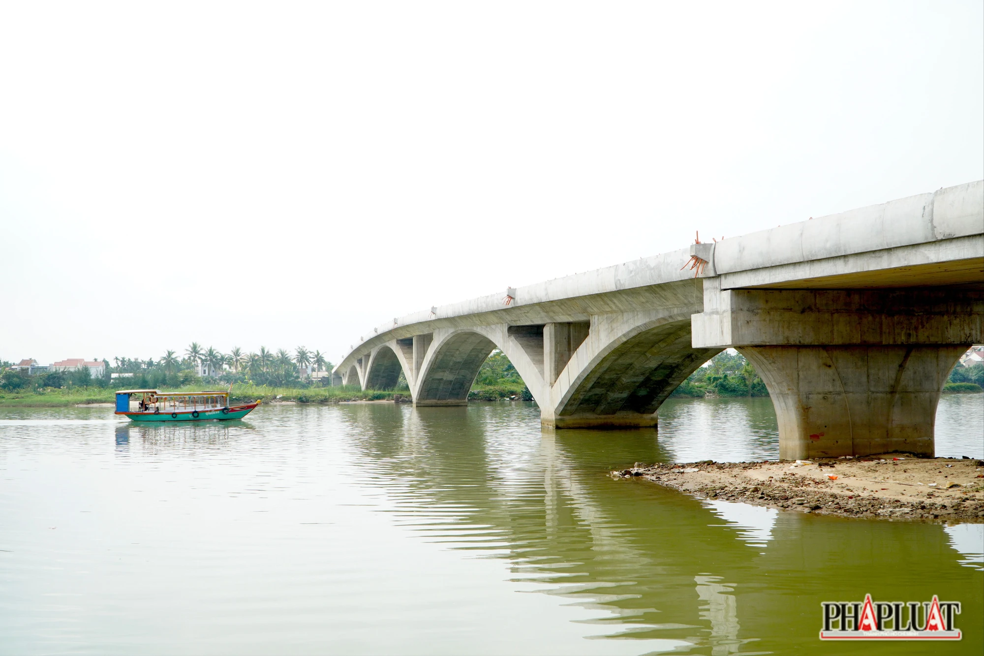 cầu xây xong đã lâu nhưng chưa thấy đường dẫn đâu