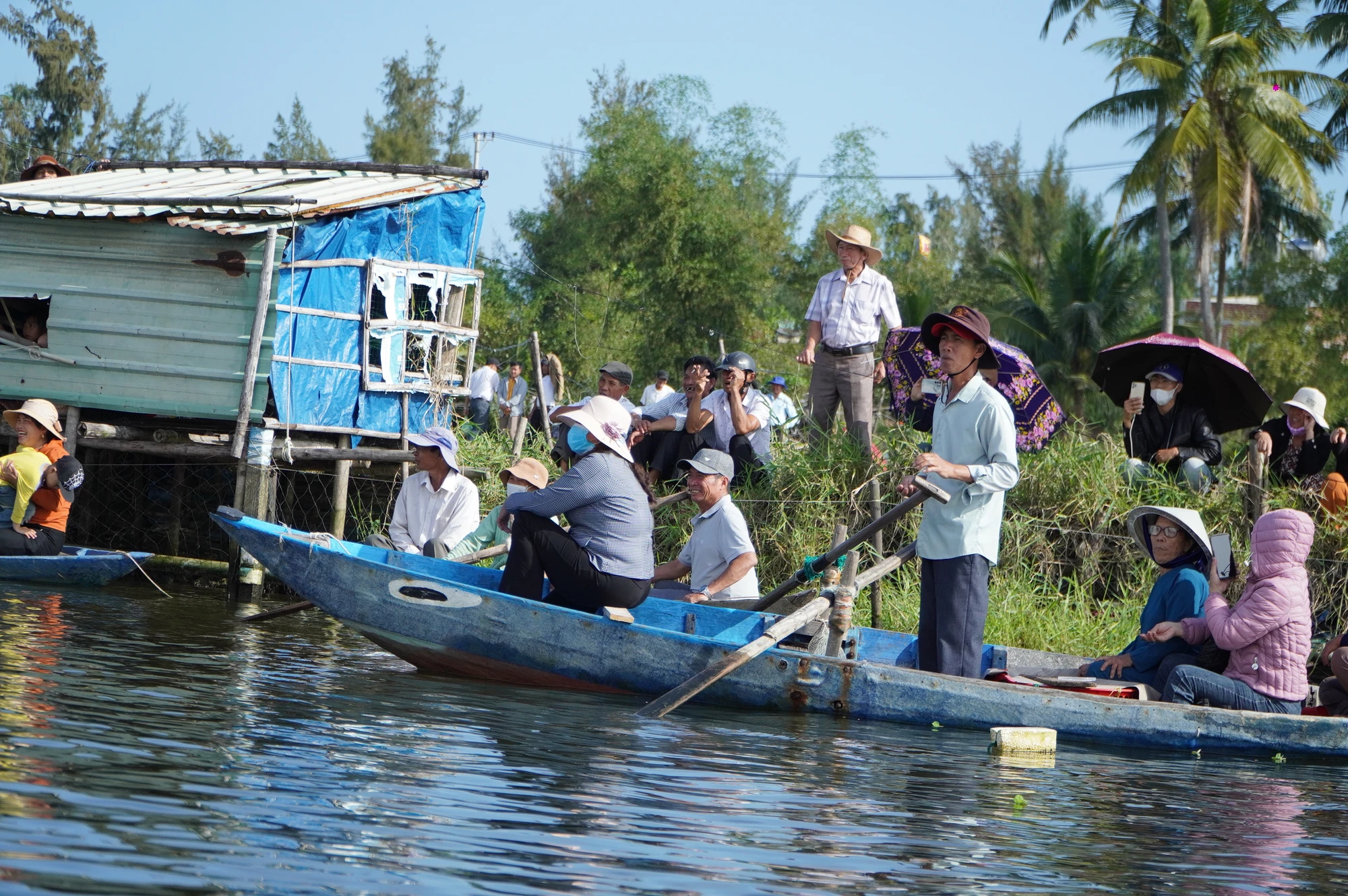 Dua-thuyen-xom-dinh-10.JPG