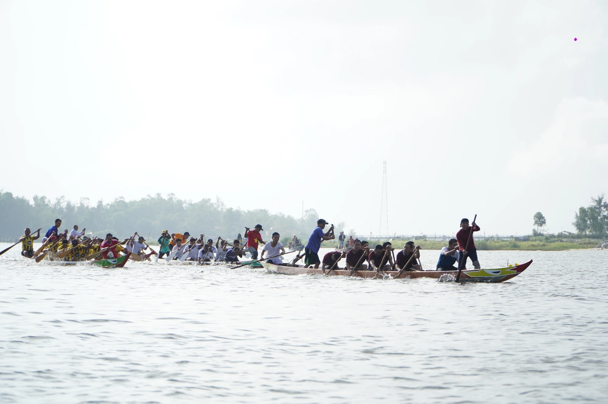 Dua-thuyen-xom-dinh-4.JPG