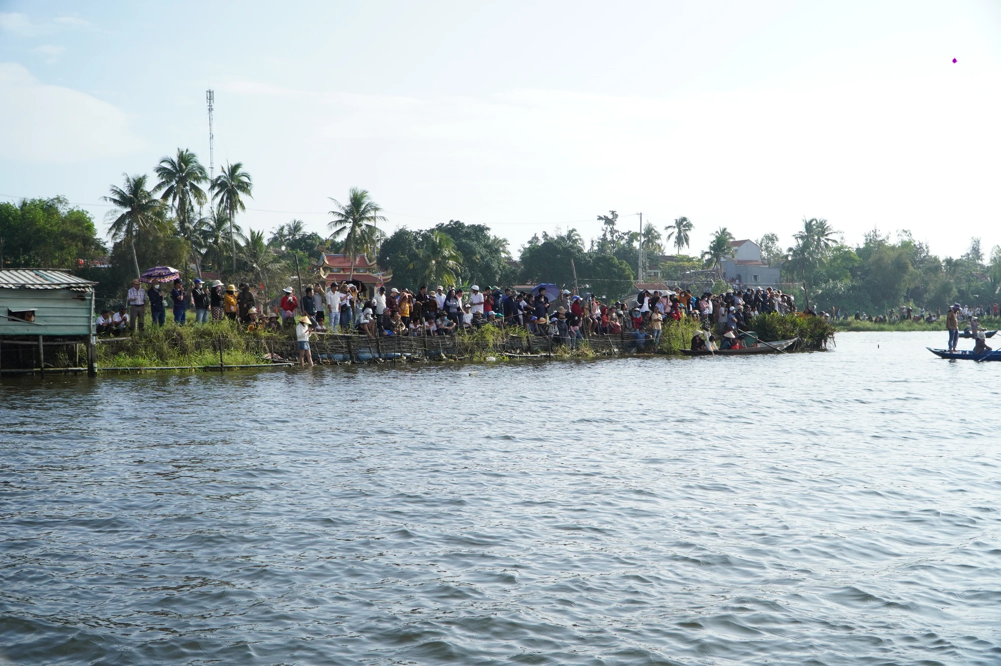 Dua-thuyen-xom-dinh-8.JPG