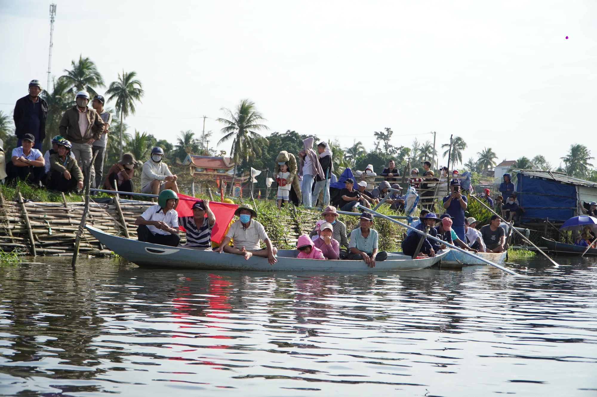 Dua-thuyen-xom-dinh-9.JPG