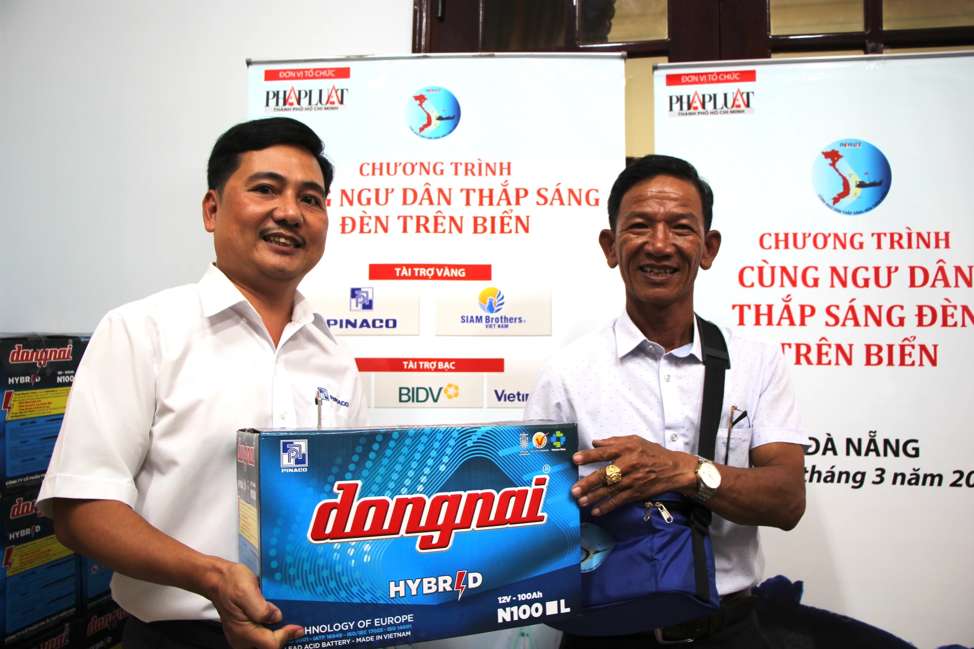 cung-ngu-dan-thap-sang-den-tren-bien-12.JPG