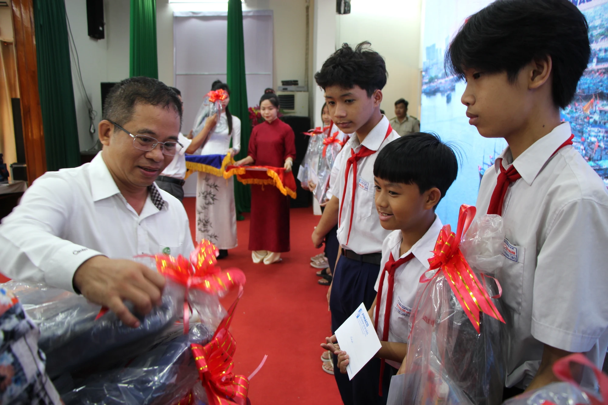 cung-ngu-dan-thap-sang-den-tren-bien-32.JPG