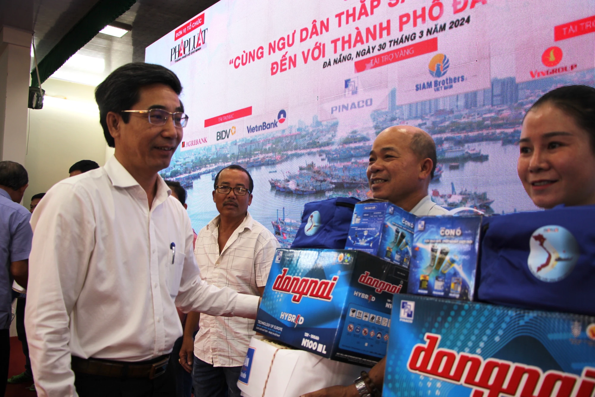 cung-ngu-dan-thap-sang-den-tren-bien-5.JPG