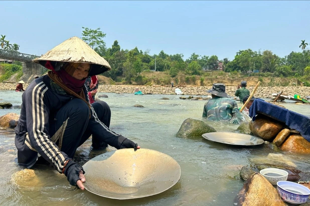 Người dân miền núi Quảng Nam xuống sông tìm vàng