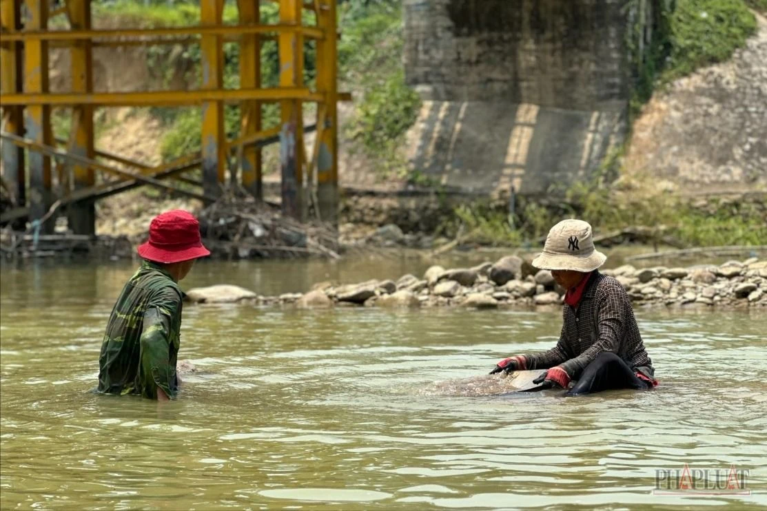 Người dân miền núi Quảng Nam xuống sông tìm vàng