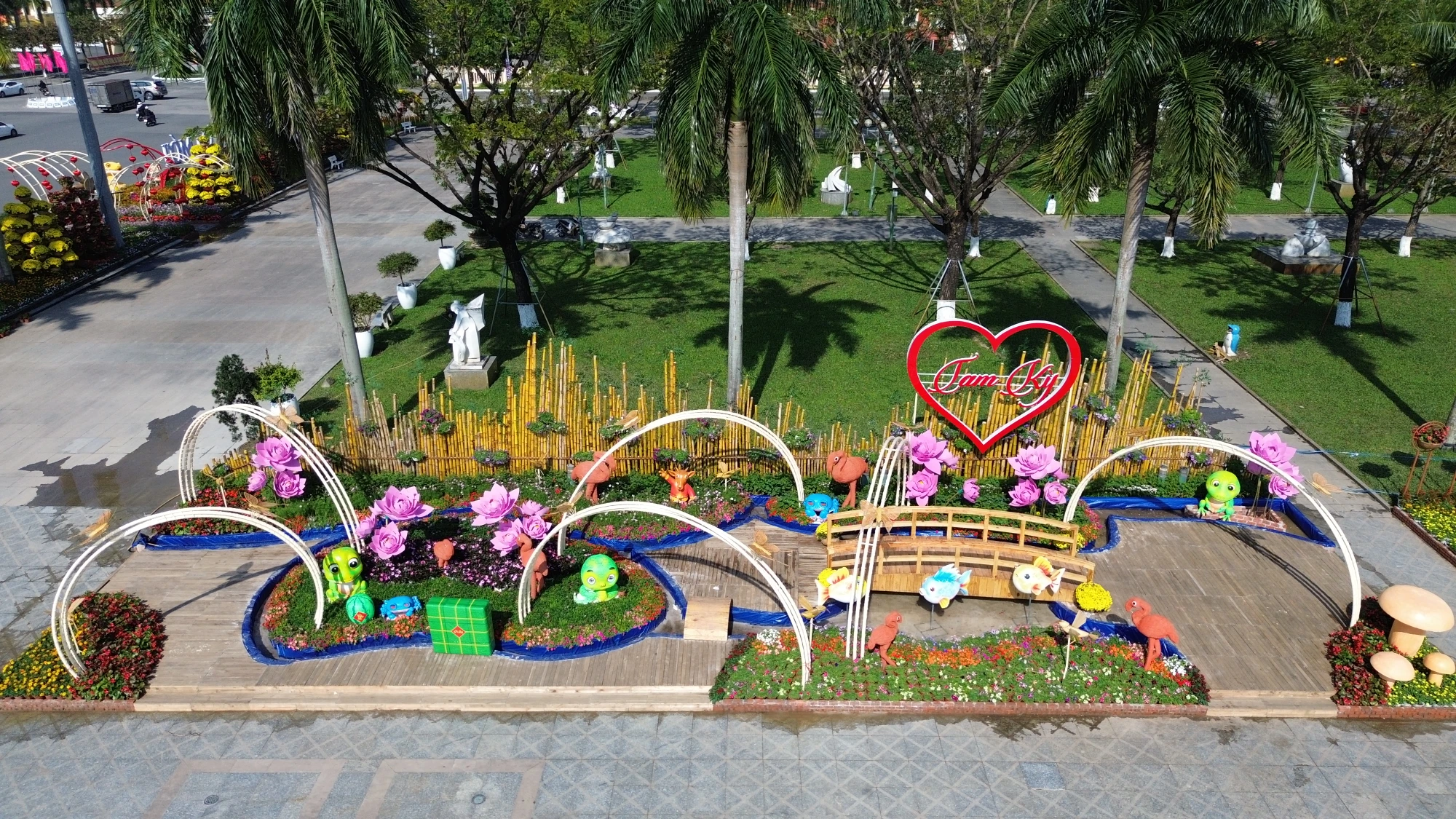 ran-vang-quang-nam-lo-dien-Quang-truong-Tam-Ky-ruc-sac-xuan-21.JPG