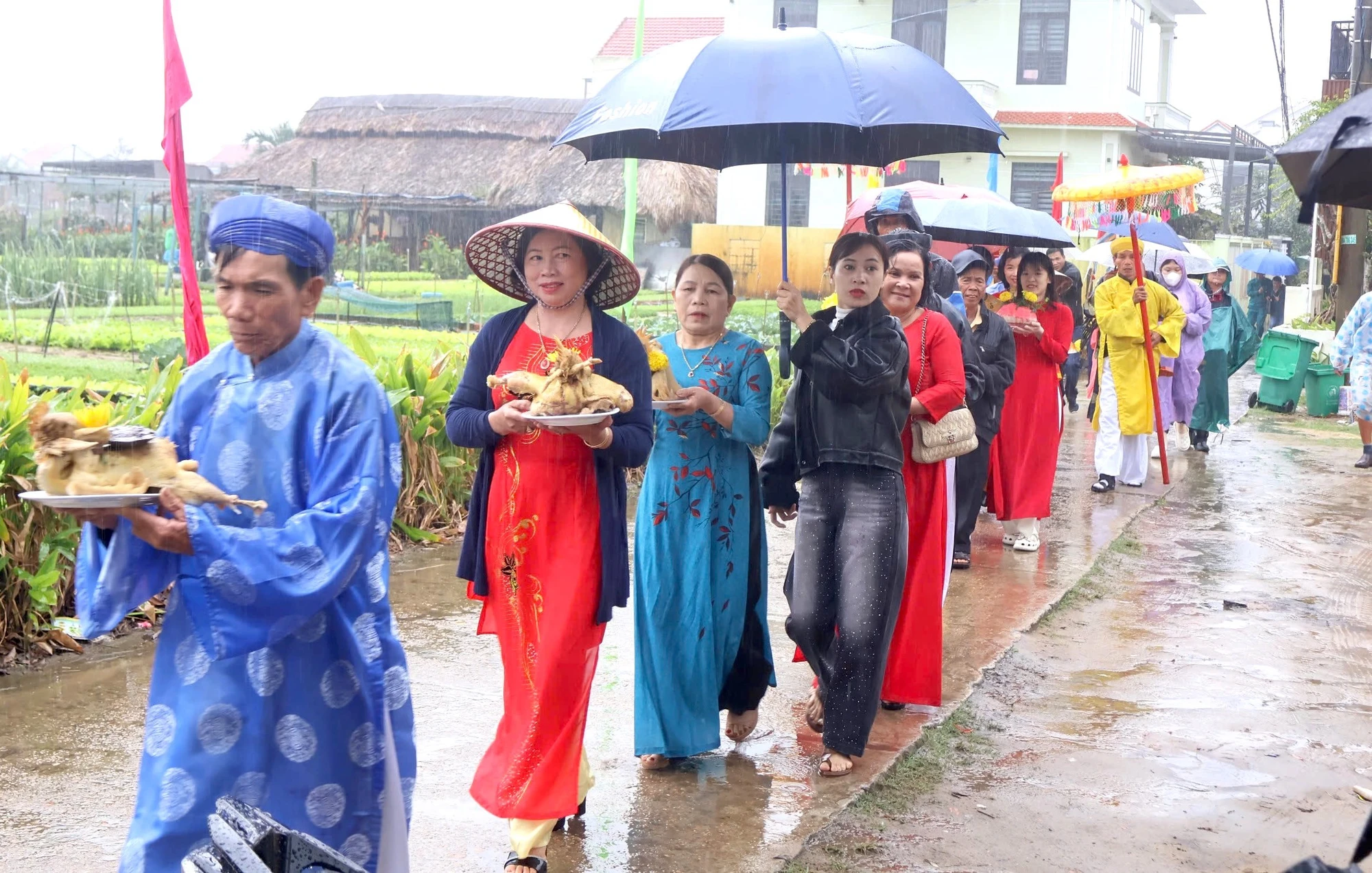 khach-tay-doi-mua-tham-du-le-hoi-cau-bong-o-hoi-an-3.jpg